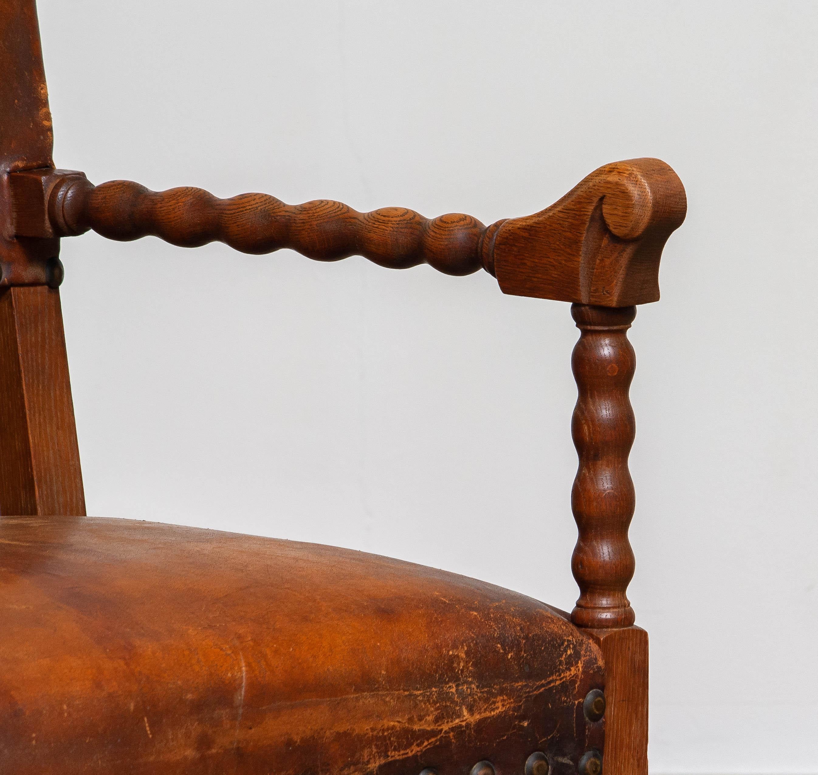 Beautiful 18th century 'Renaissance' oak armchair with spool and craftsmanship details upholstered with leather. The leather is still in good condition and is nailed to the chair with big brass nails.
Overall in very good condition.

Please