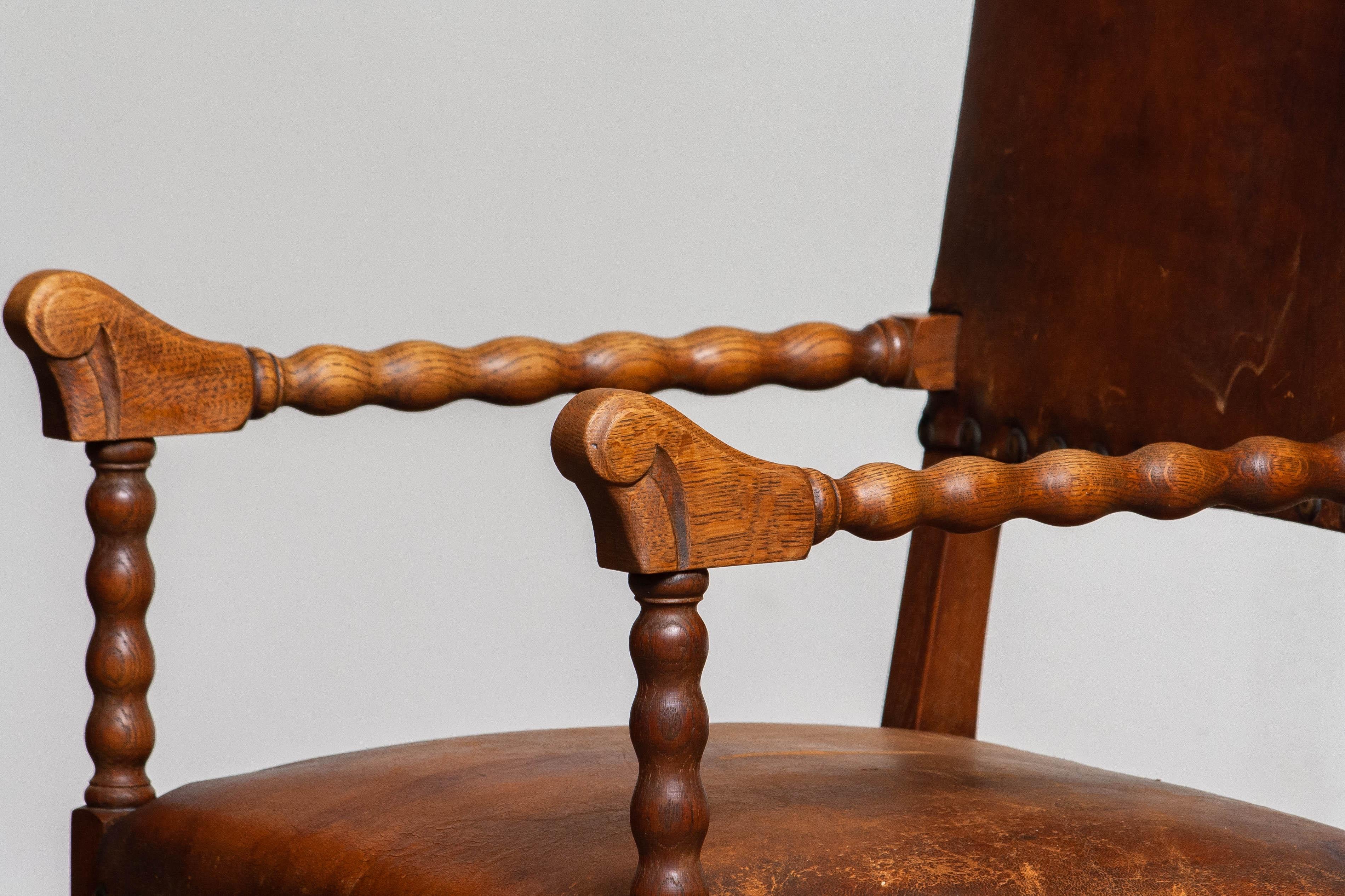 18th Century Italian Oak and Nailed Brown Leather Renaissance Armchair In Good Condition For Sale In Silvolde, Gelderland