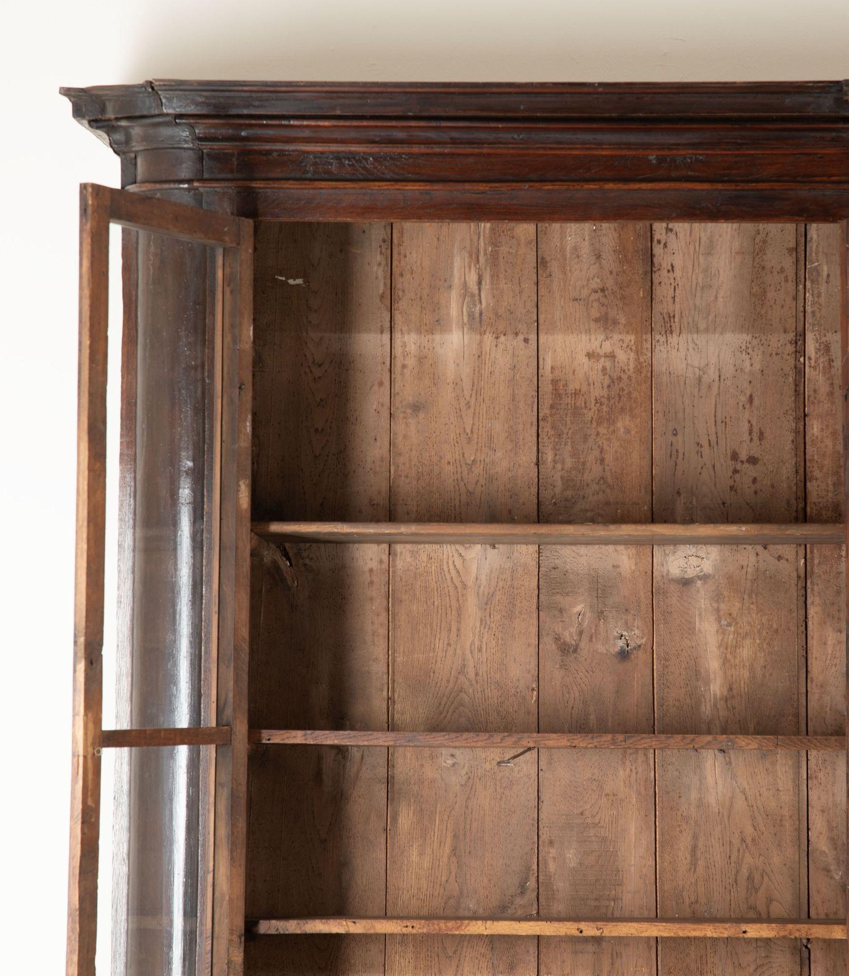 Bibliothèque ou vitrine en chêne italien du XVIIIe siècle en vente 6