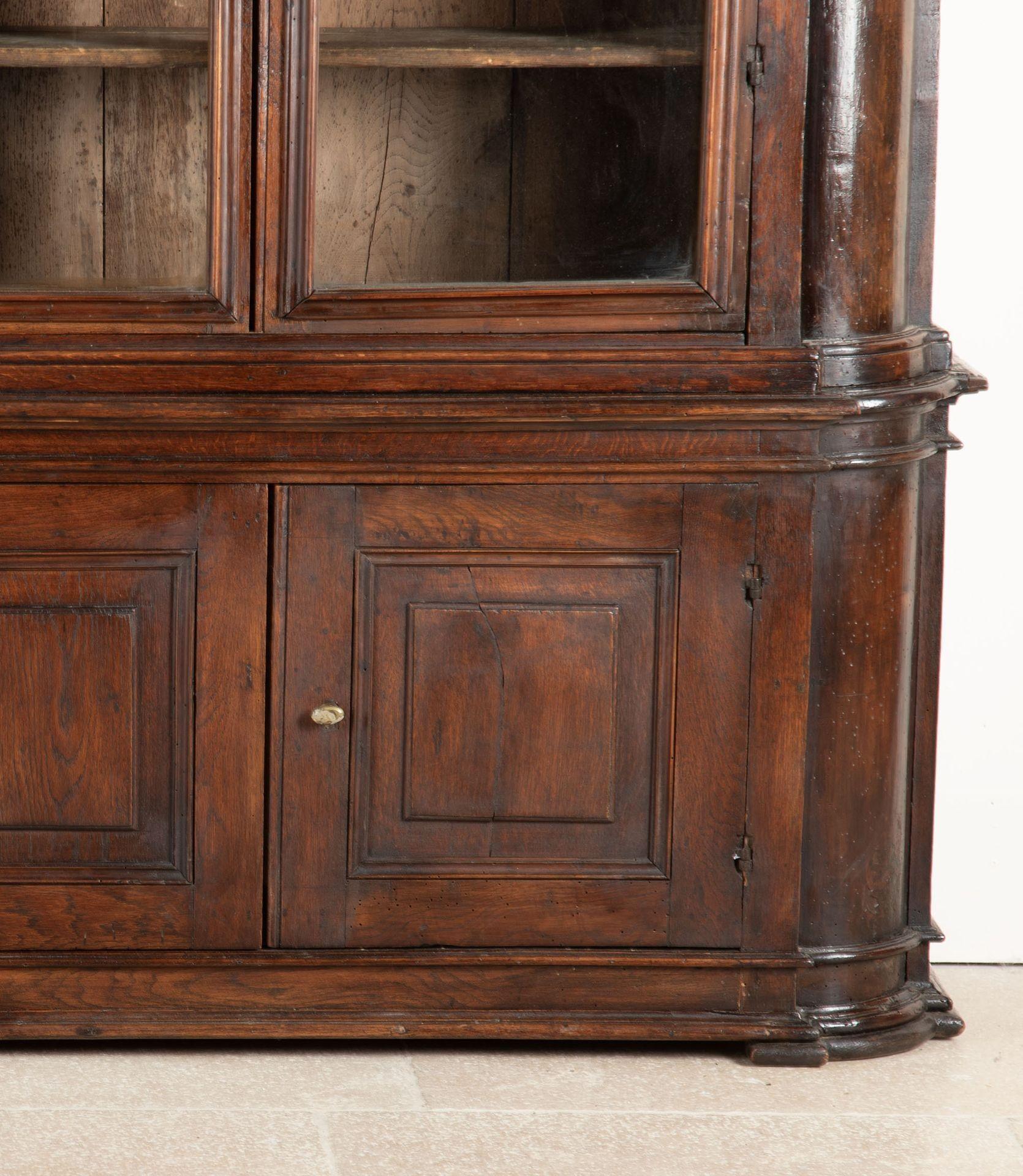 Bibliothèque ou vitrine en chêne italien du XVIIIe siècle en vente 7