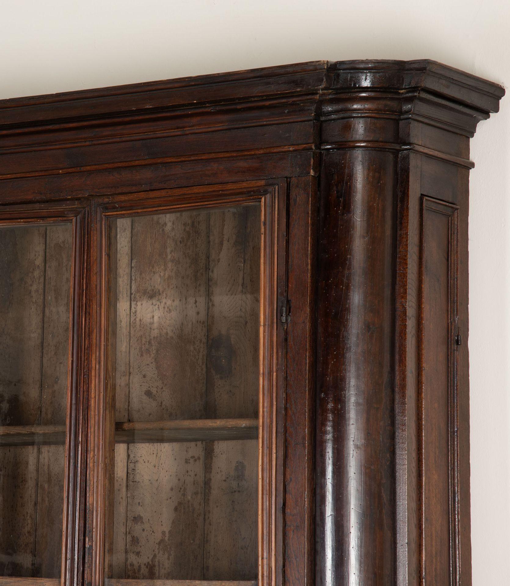 Country Bibliothèque ou vitrine en chêne italien du XVIIIe siècle en vente