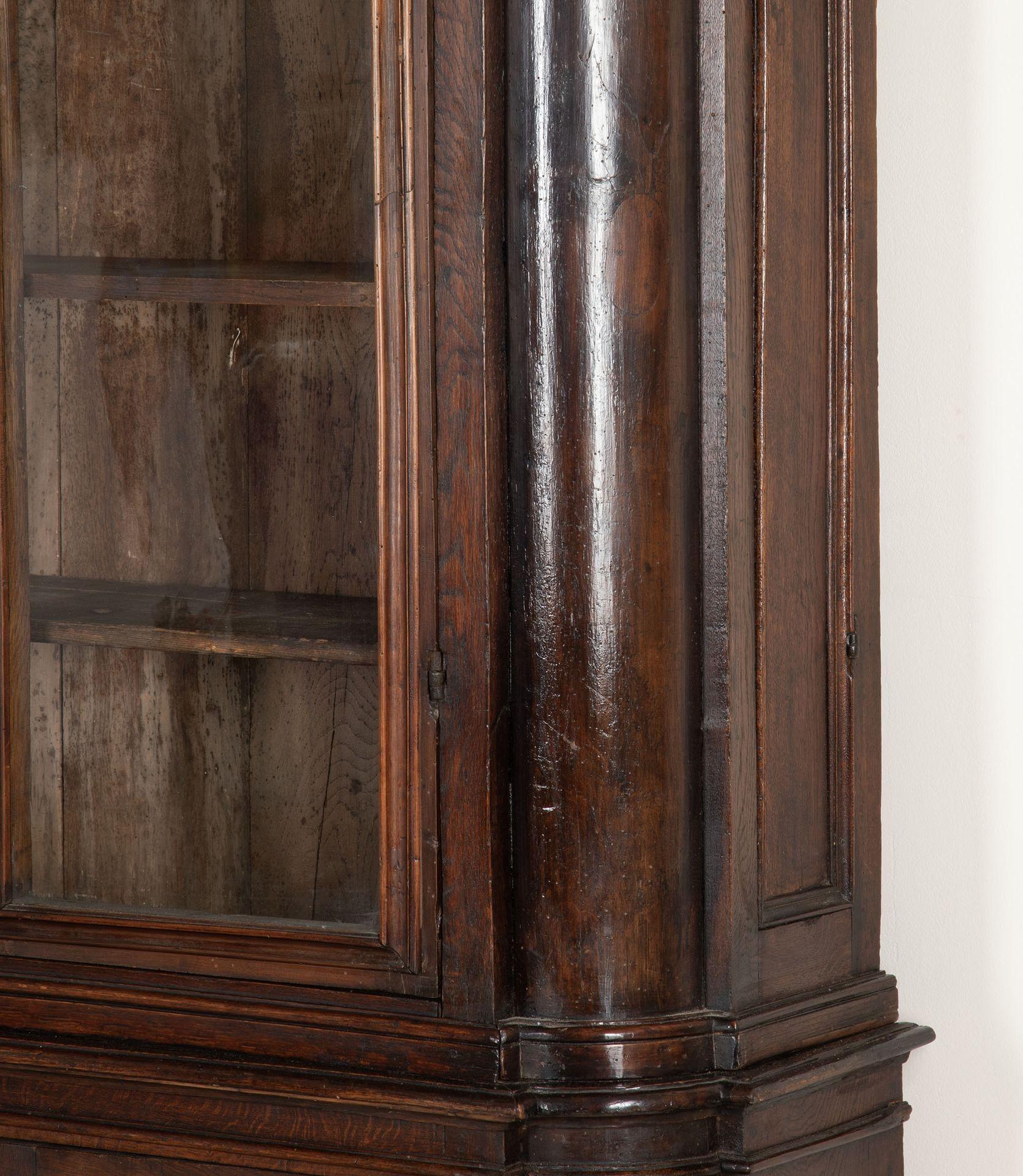 Bibliothèque ou vitrine en chêne italien du XVIIIe siècle en vente 4