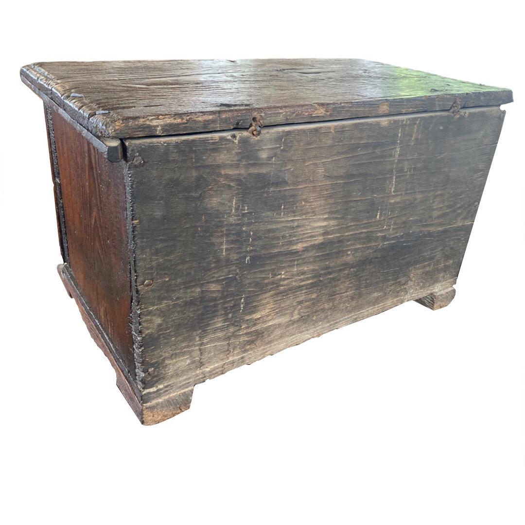 Small chest hand-made in Italy in the early 1700s using oak. This little guy is just the right combination of rustic, cute and old. Its small size make it a perfect piece for many different purposes: sofa side table, entryway accent piece, bedroom