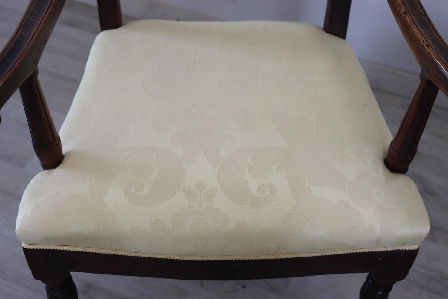 Paire de fauteuils en noyer du XVIIIe siècle italien de l'époque Louis XVI en vente 1