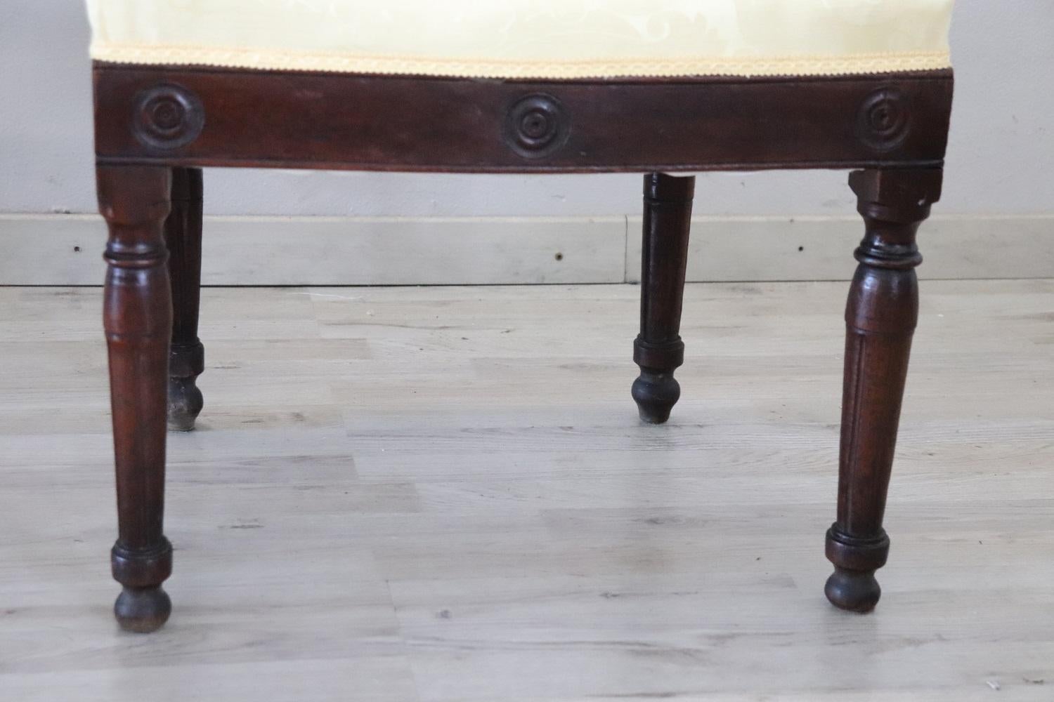 Paire de fauteuils en noyer du XVIIIe siècle italien de l'époque Louis XVI en vente 3