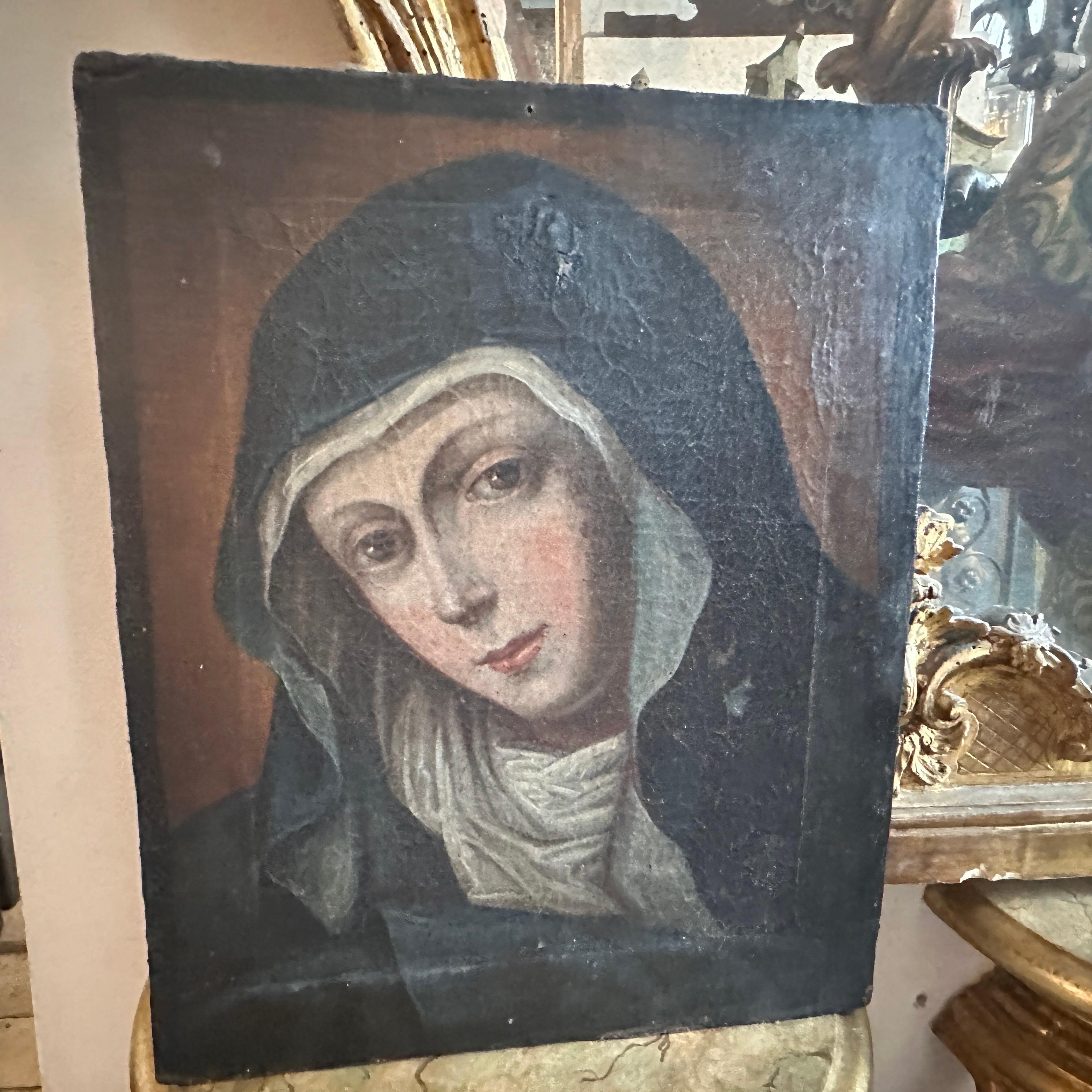 Un dipinto italiano di una Madonna addolorata in condizioni originali, non incorniciato. Artista sconosciuto.
Questo dipinto della Madonna Addolorata è un'opera d'arte religiosa di ottima fattura, che riflette le tendenze artistiche e culturali