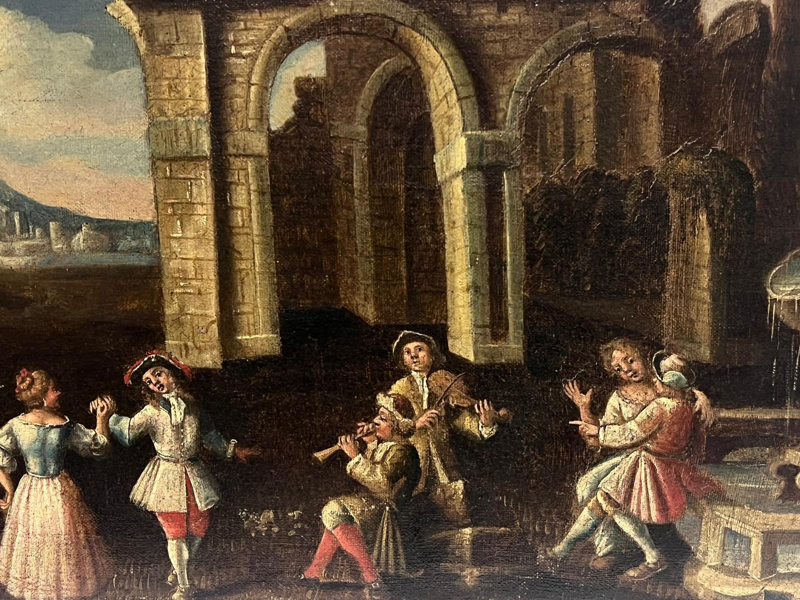 Figuren tanzend Klassische antike Ruinen und Landschaft Großes Gemälde Alter Meister – Painting von 18th Century Italian Old Master