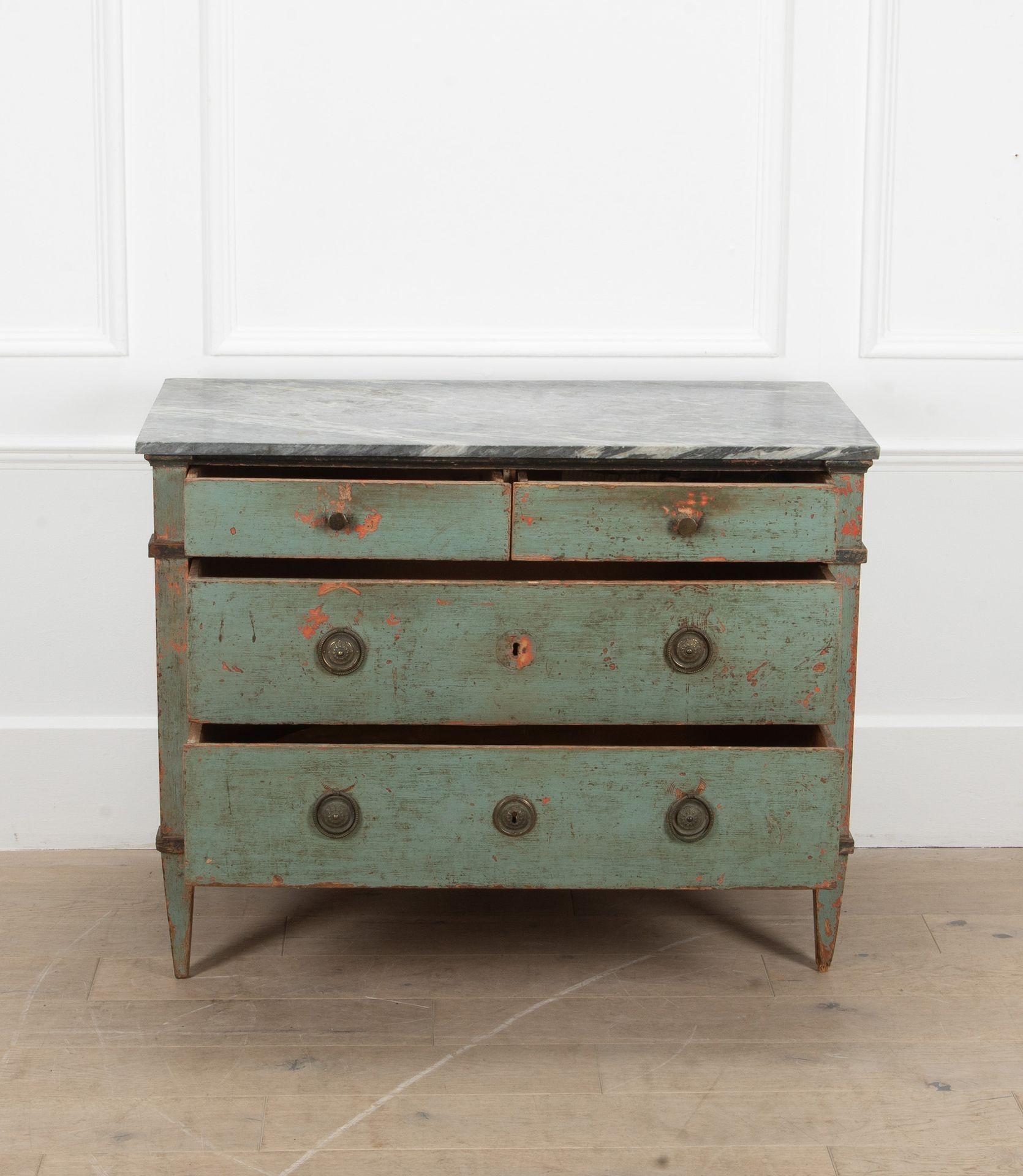 Un'affascinante e originale cassettiera italiana della fine del XVIII secolo.
In vernice originale, conserva il piano in marmo e la ferramenta originale. Composto da due cassetti corti e due lunghi, sostenuti da eleganti gambe quadrate