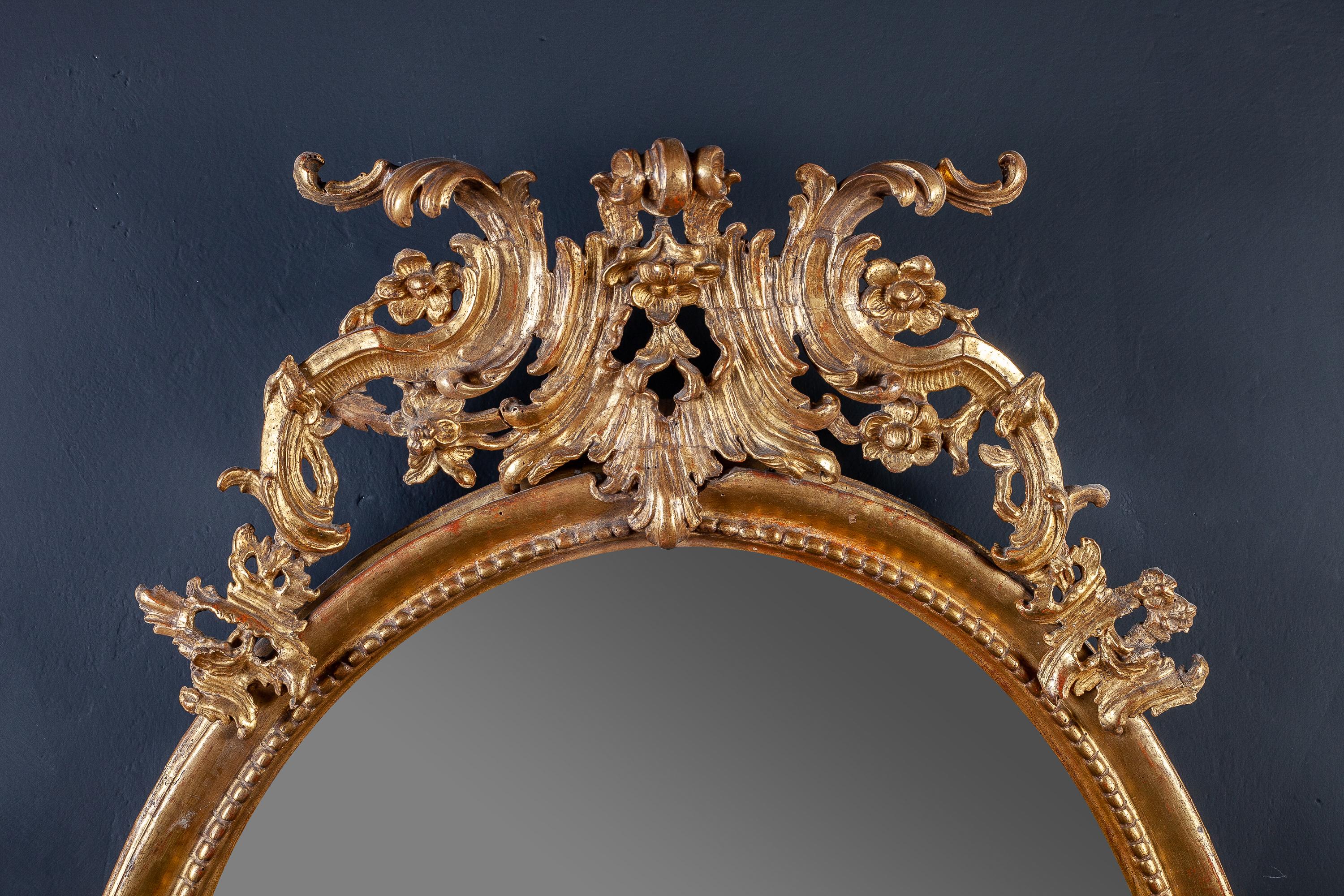 Miroir élégant et finement sculpté, avec dorure d'origine.