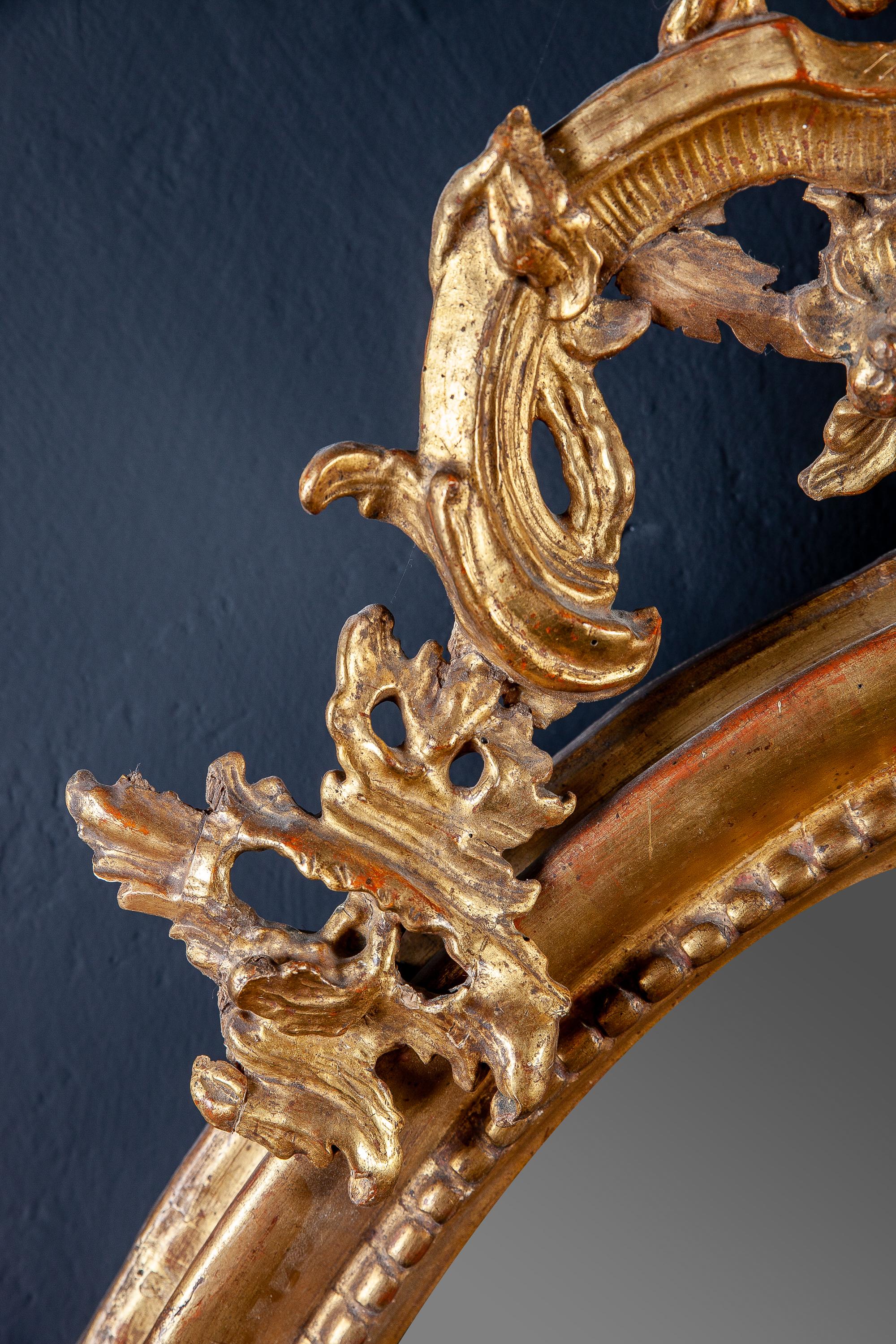Miroir italien du XVIIIe siècle en bois doré de forme ovale Bon état - En vente à Rome, IT