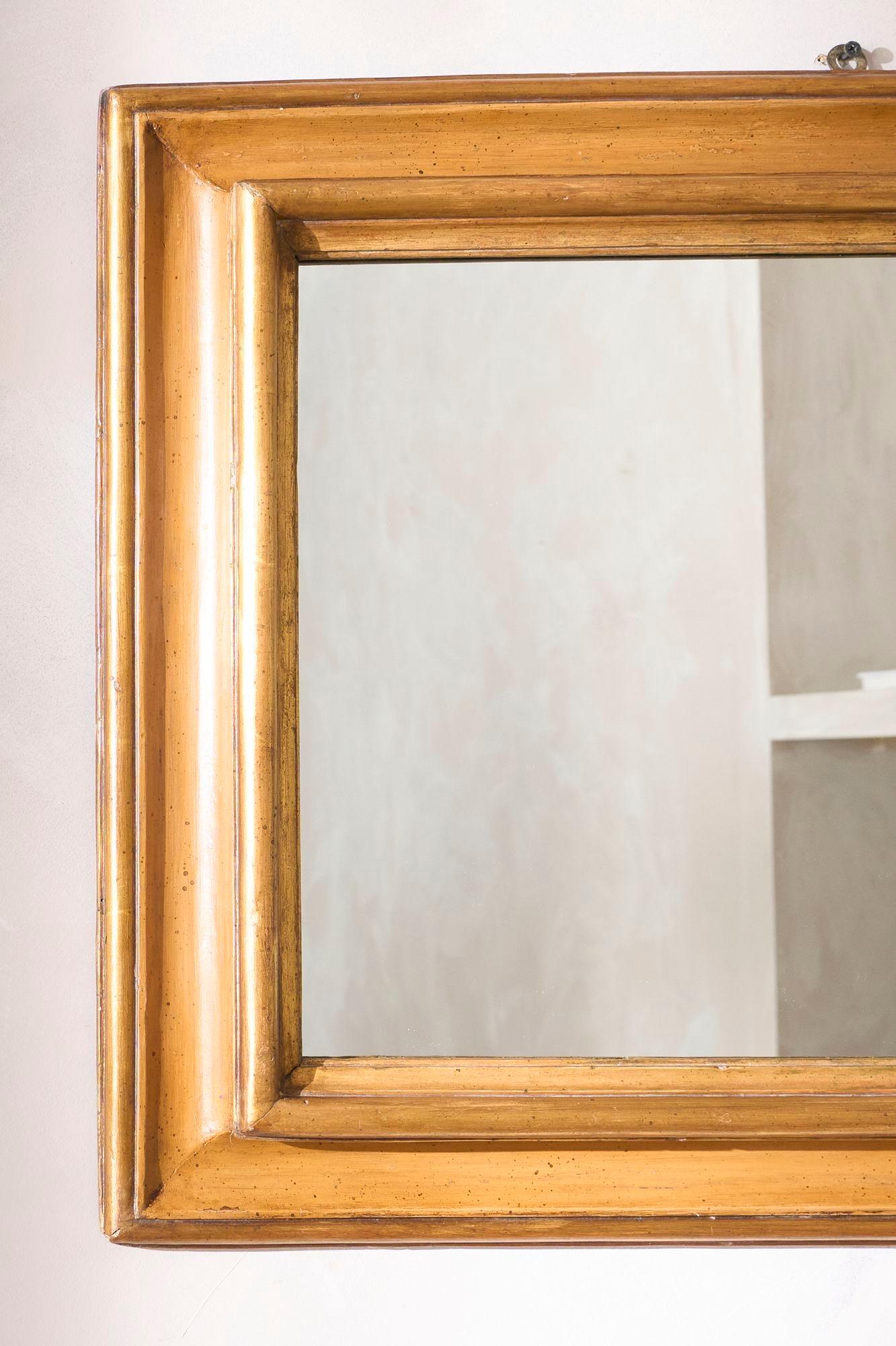Il s'agit d'un magnifique miroir italien du XVIIIe siècle, dont la peinture et les décorations dorées sont entièrement d'origine. La qualité est également très élevée, comme en témoignent la finition et la construction du dos. La taille convient