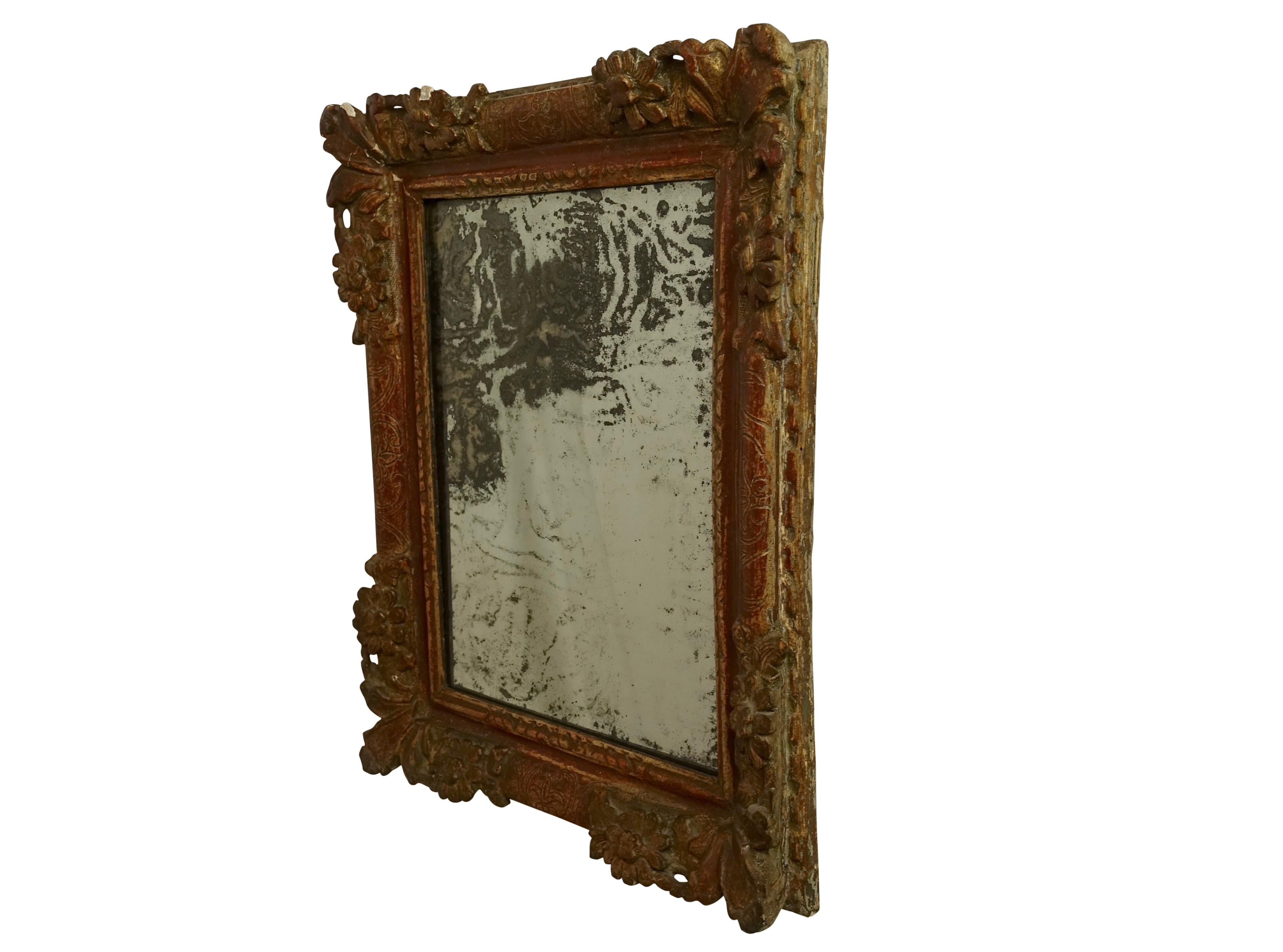 italienischer Bilderrahmen aus dem 18. Jahrhundert mit altem Glasspiegel. Der Rahmen hat Reste von alter Farbe und Vergoldung, der Spiegel ist schön gealtert und beschädigt. 
