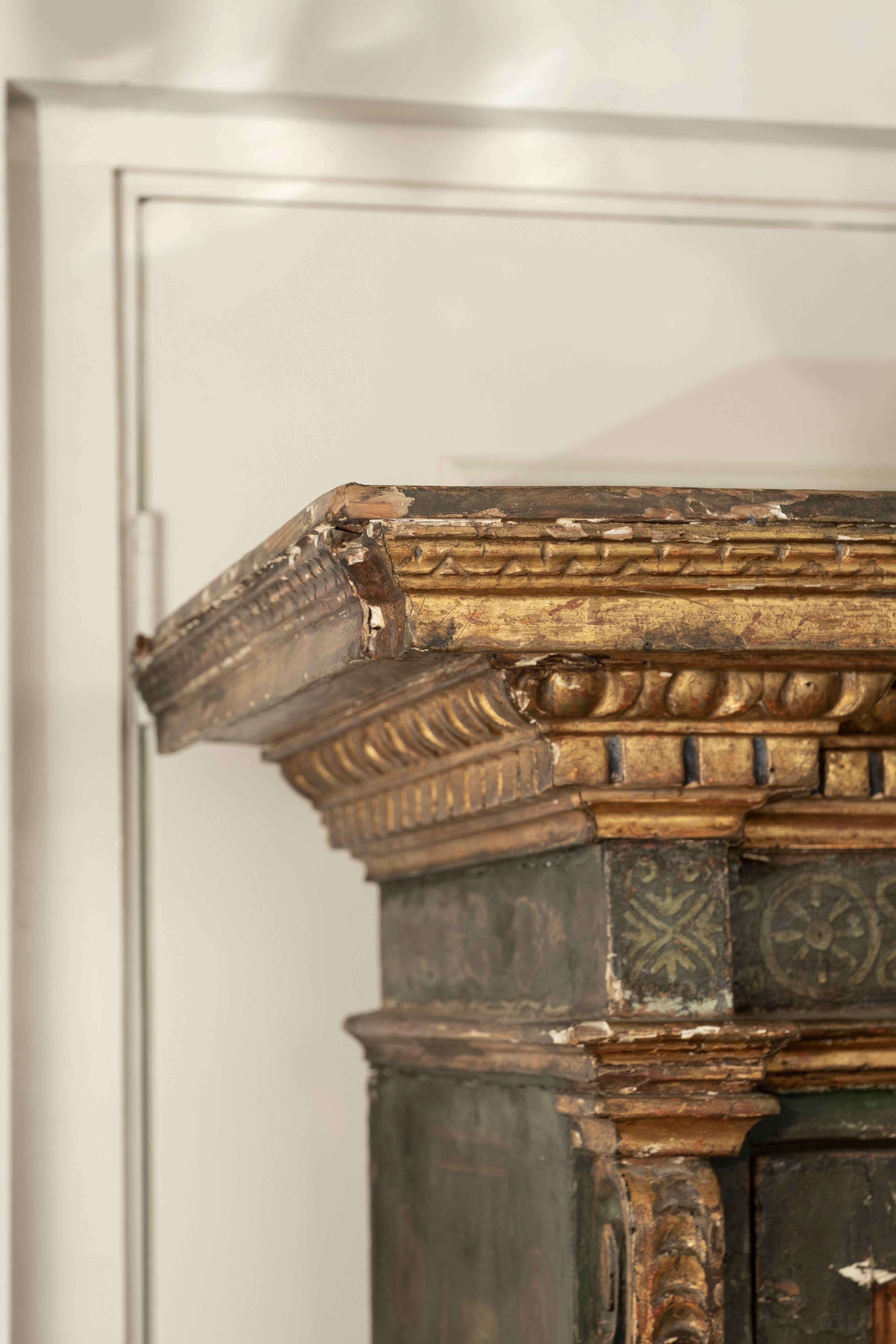 Italian Bookcase, 18th Century Painted And Parcel Gilt For Sale 8