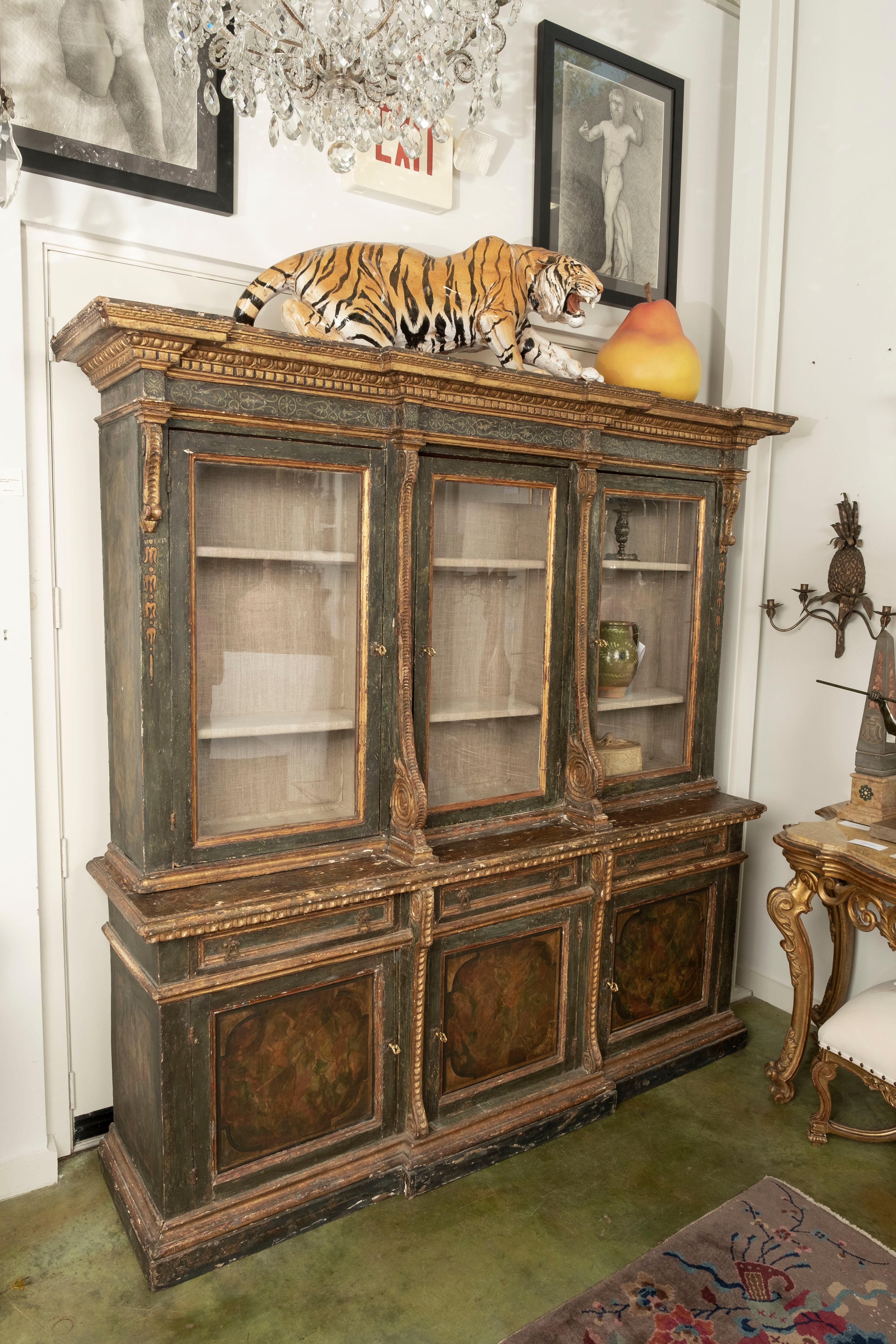 Italian Bookcase, 18th Century Painted And Parcel Gilt In Good Condition For Sale In Houston, TX