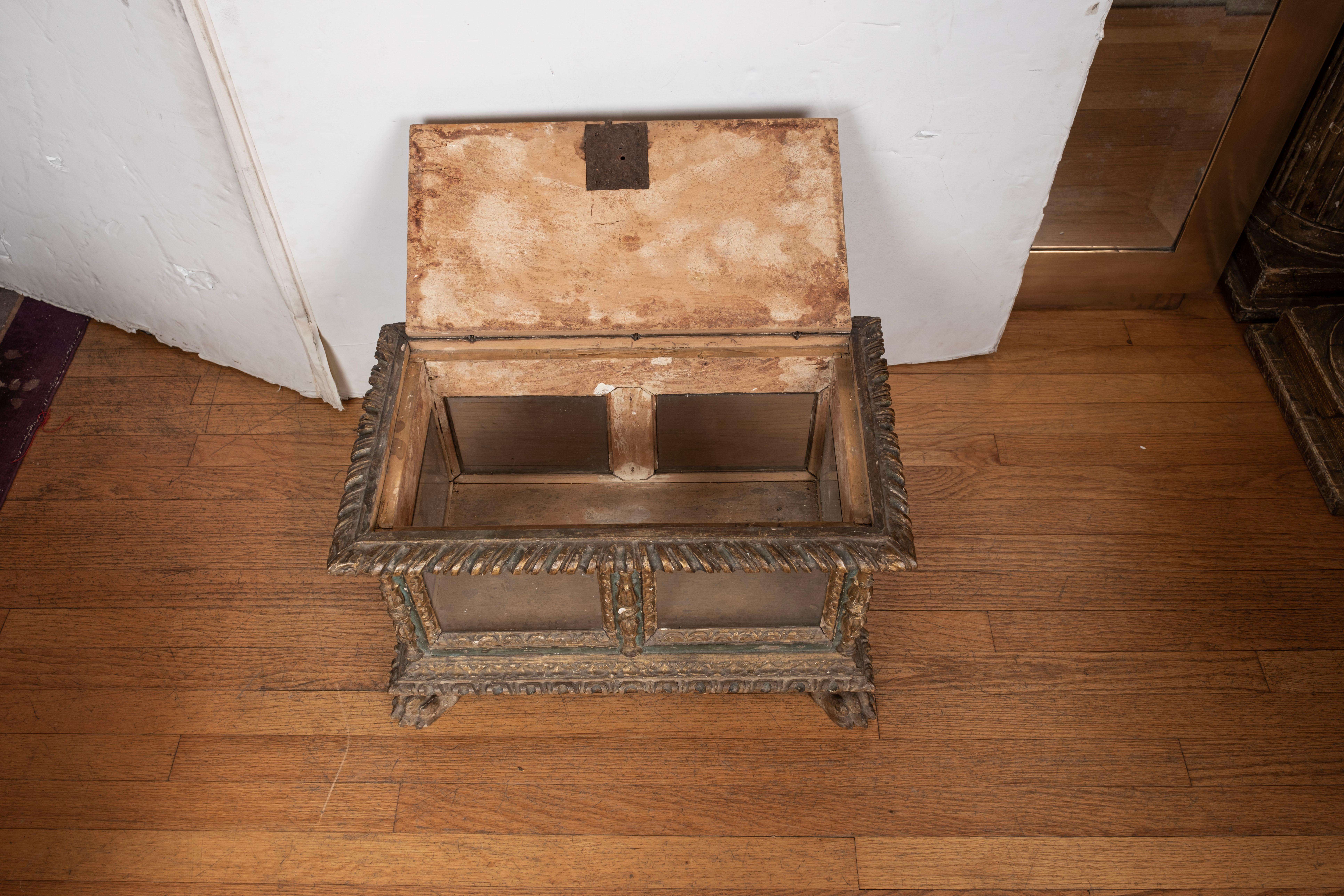 Italienische bemalte und vergoldete Reliquary-Schachtel aus dem 18. Jahrhundert im Angebot 8