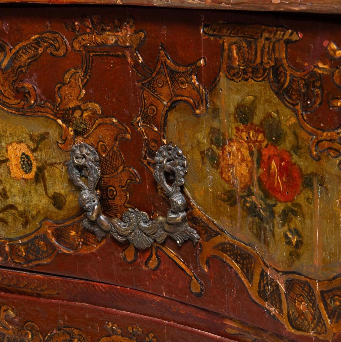18th Century Italian Painted Bombe Commode ca. 1770 For Sale 4