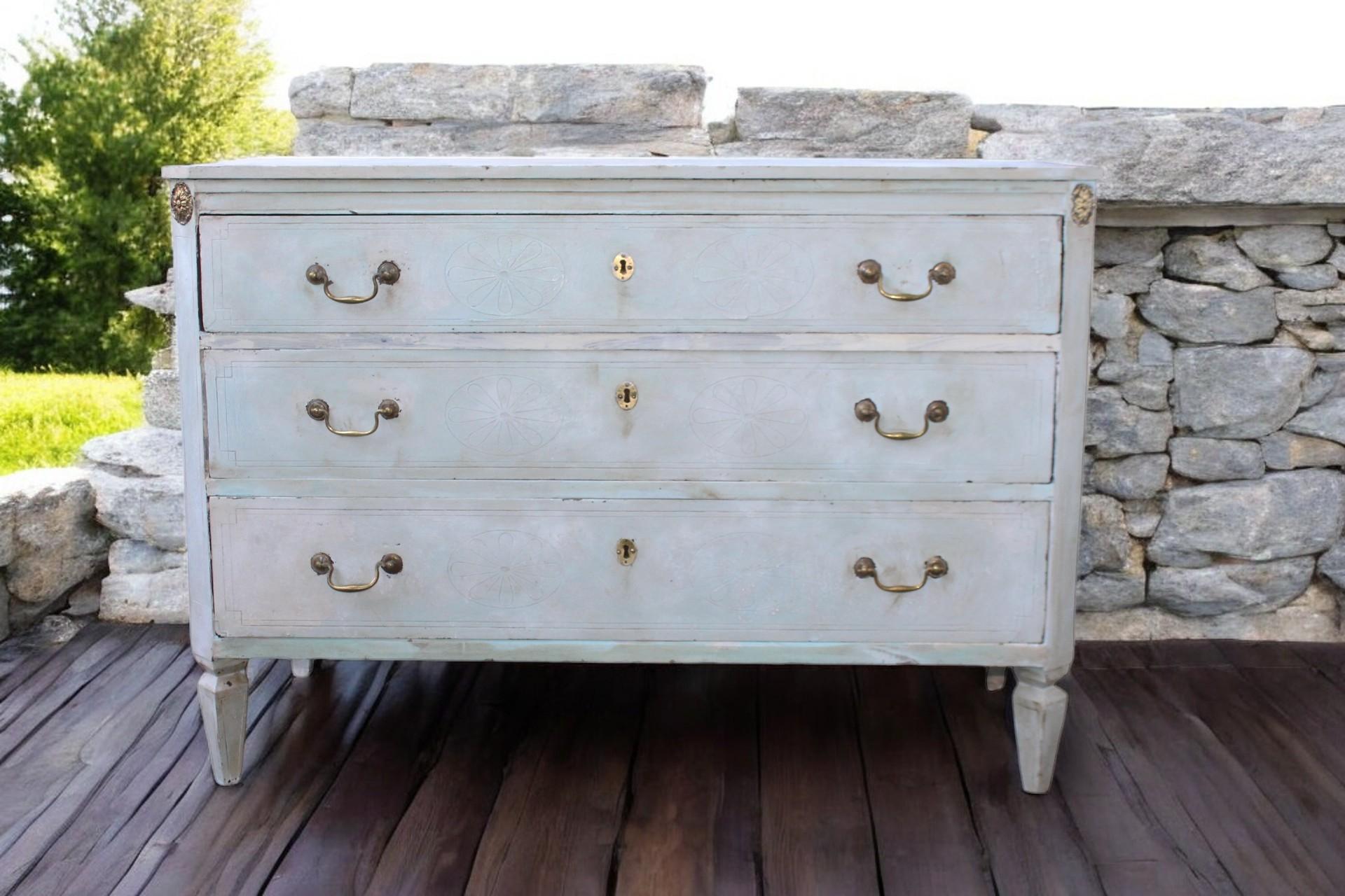 18th century Italian painted chest For Sale 1