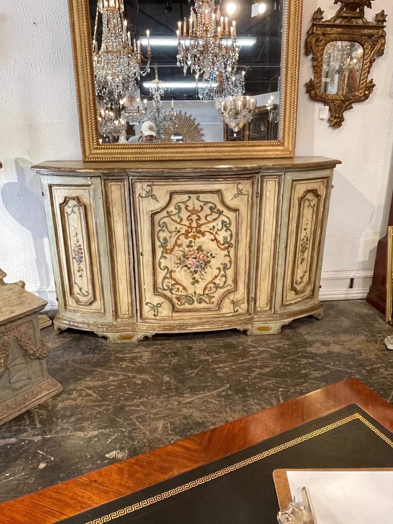 Splendida commode italiana dipinta del XVIII secolo. Bellissimo motivo floreale dipinto e patina fine. Graziosi colori di verde chiaro, crema, oro, rosa e blu. Un bel pezzo decorativo!
