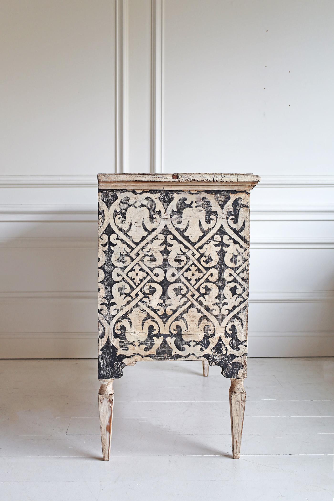 Hand-Painted 18th Century Italian Painted Commode For Sale