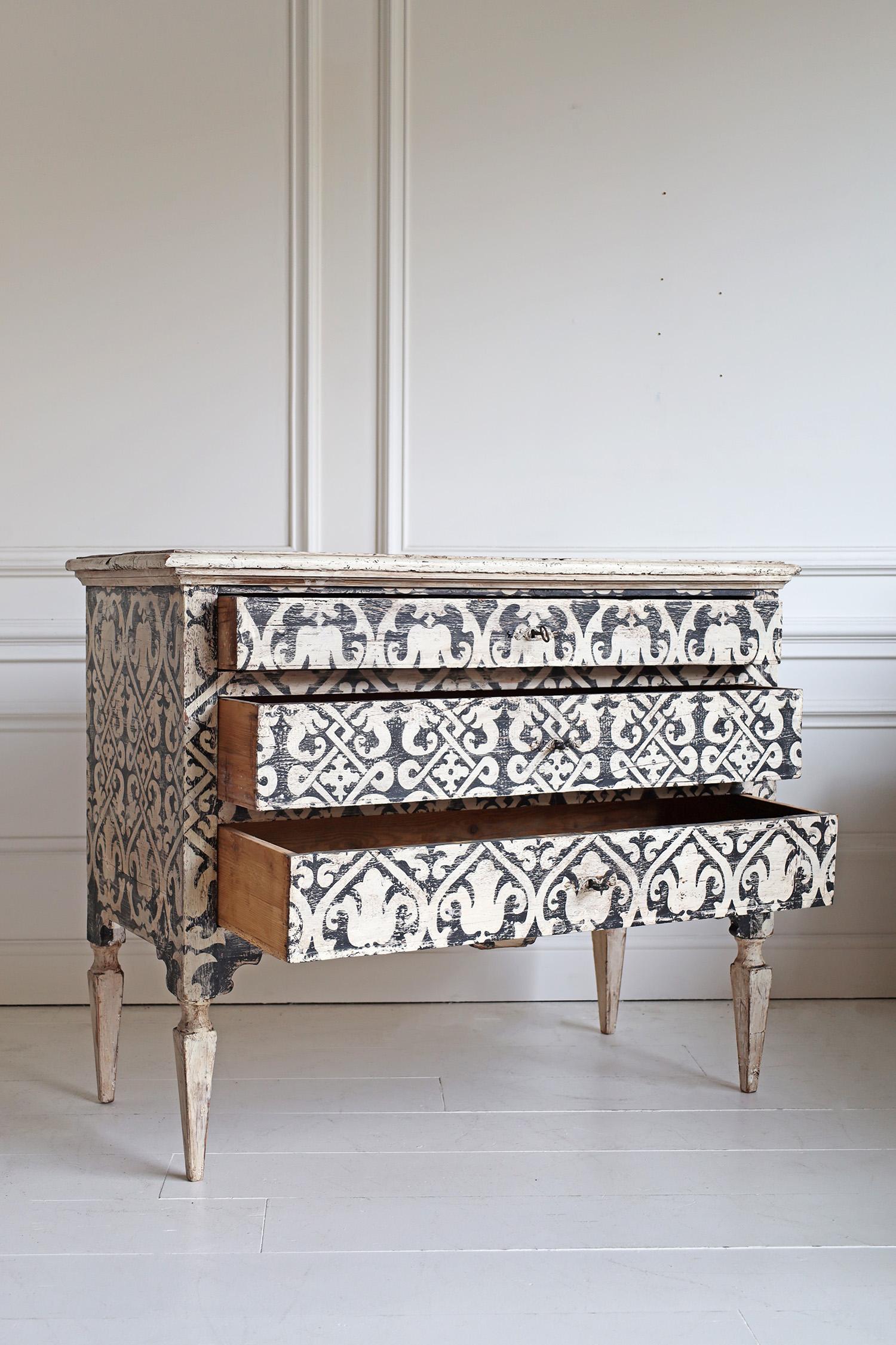18th Century Italian Painted Commode In Good Condition For Sale In London, GB