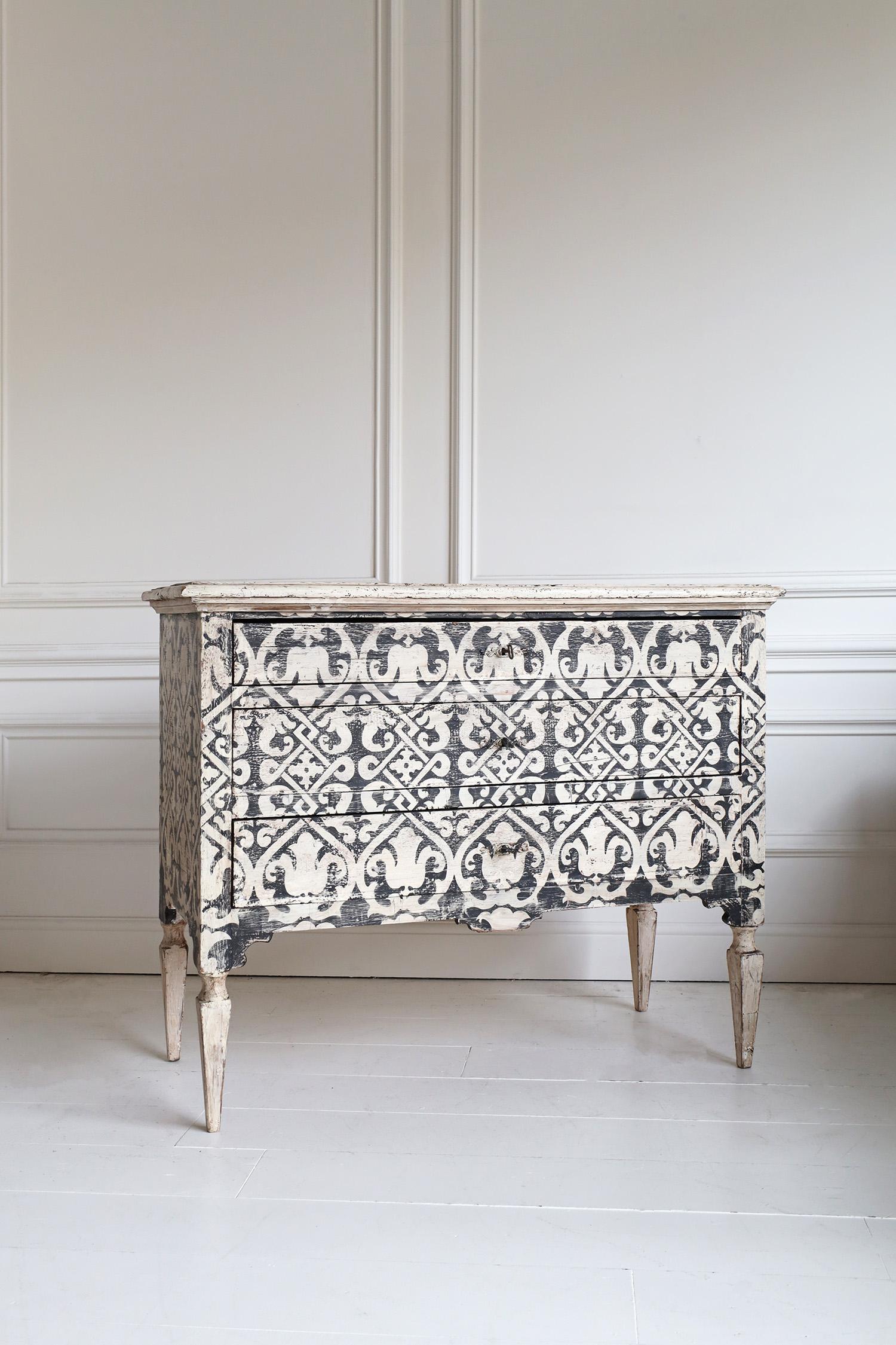 Wood 18th Century Italian Painted Commode For Sale
