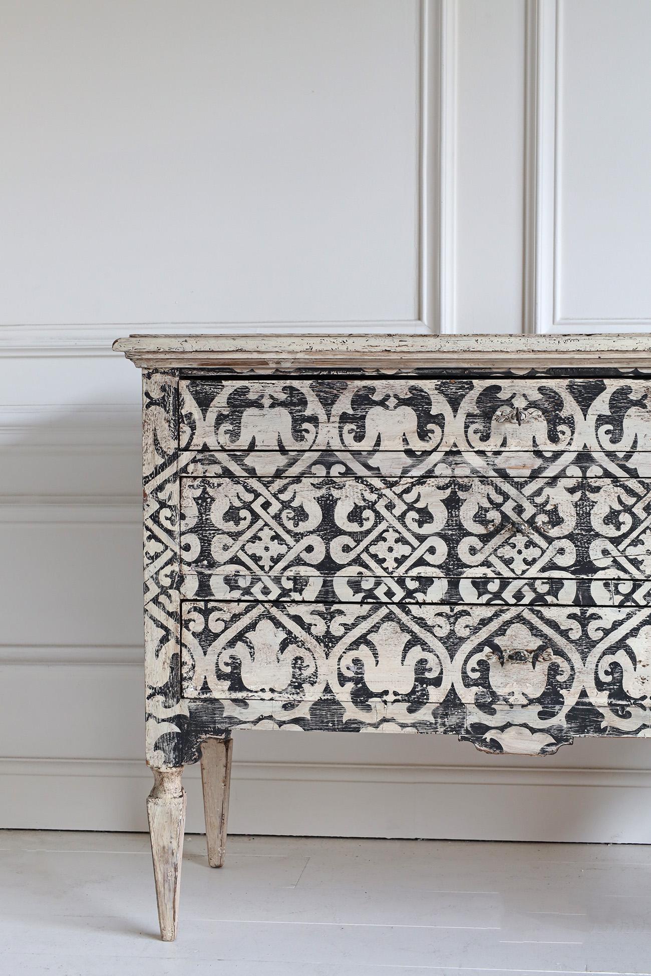 18th Century Italian Painted Commode For Sale 1