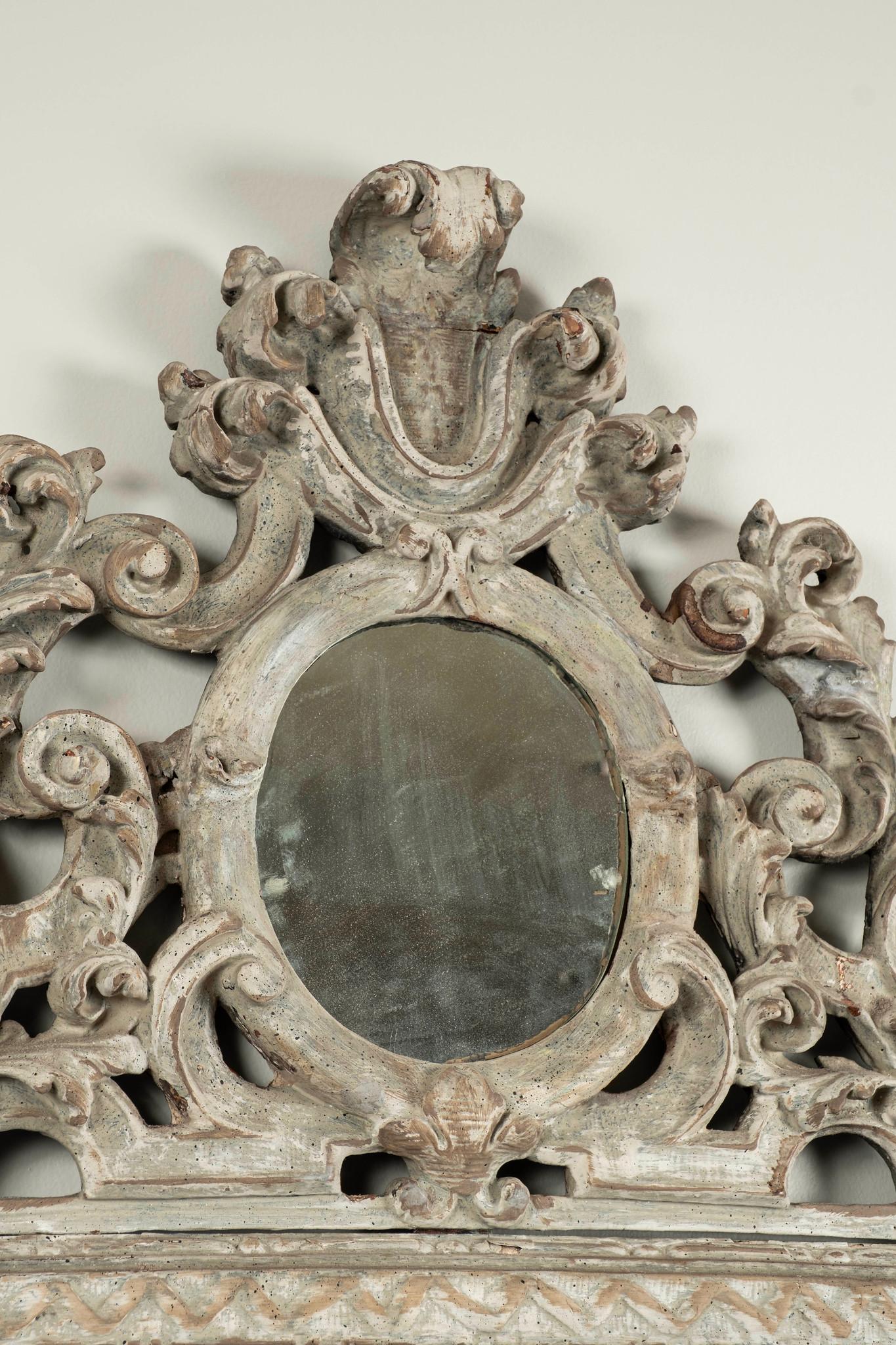 Bemalter und beschädigter Louis-XV-Spiegel aus dem 18. Jahrhundert.