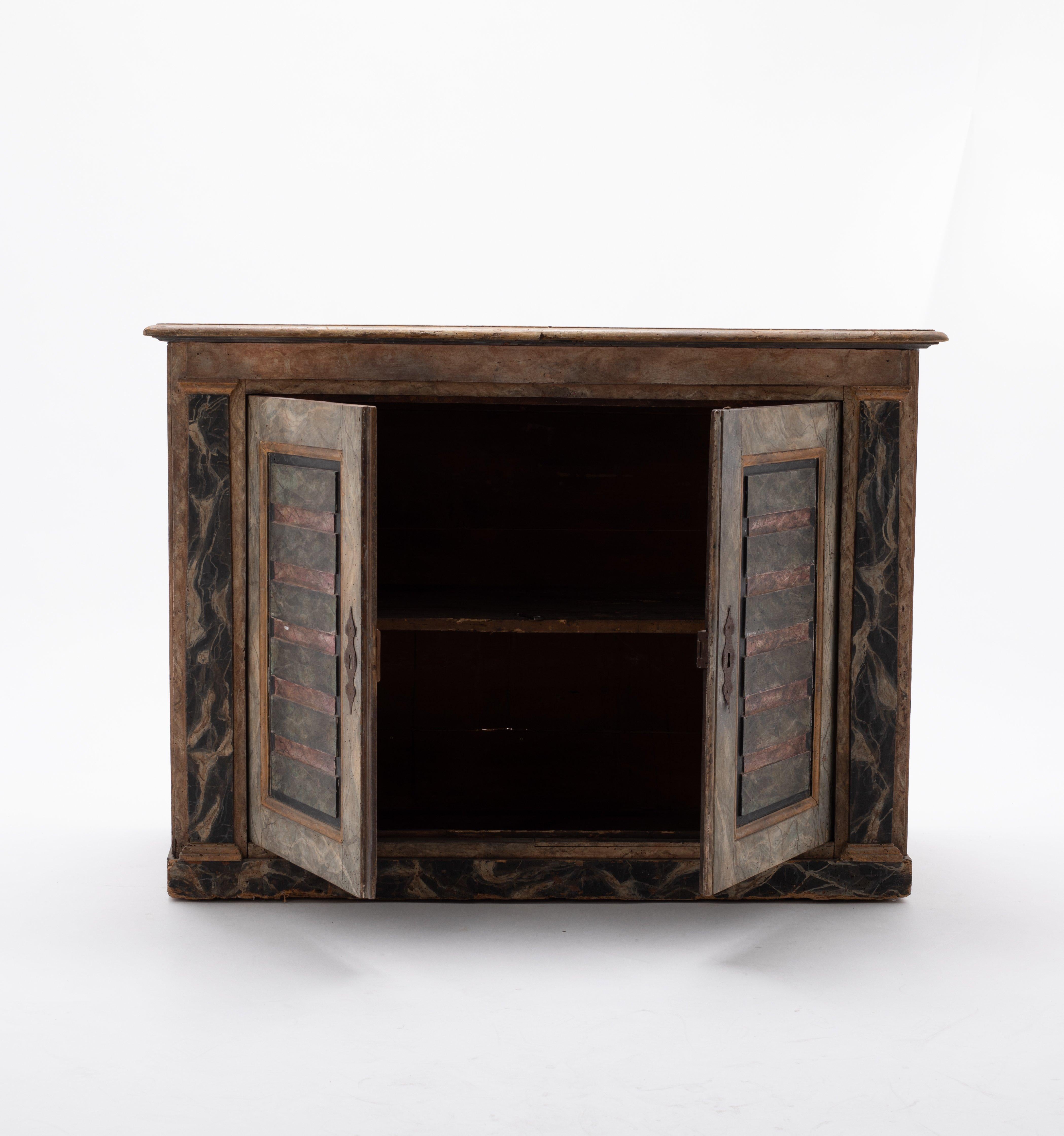 Aparador italiano del siglo XVIII de dos puertas pintado Pintado a mano en venta