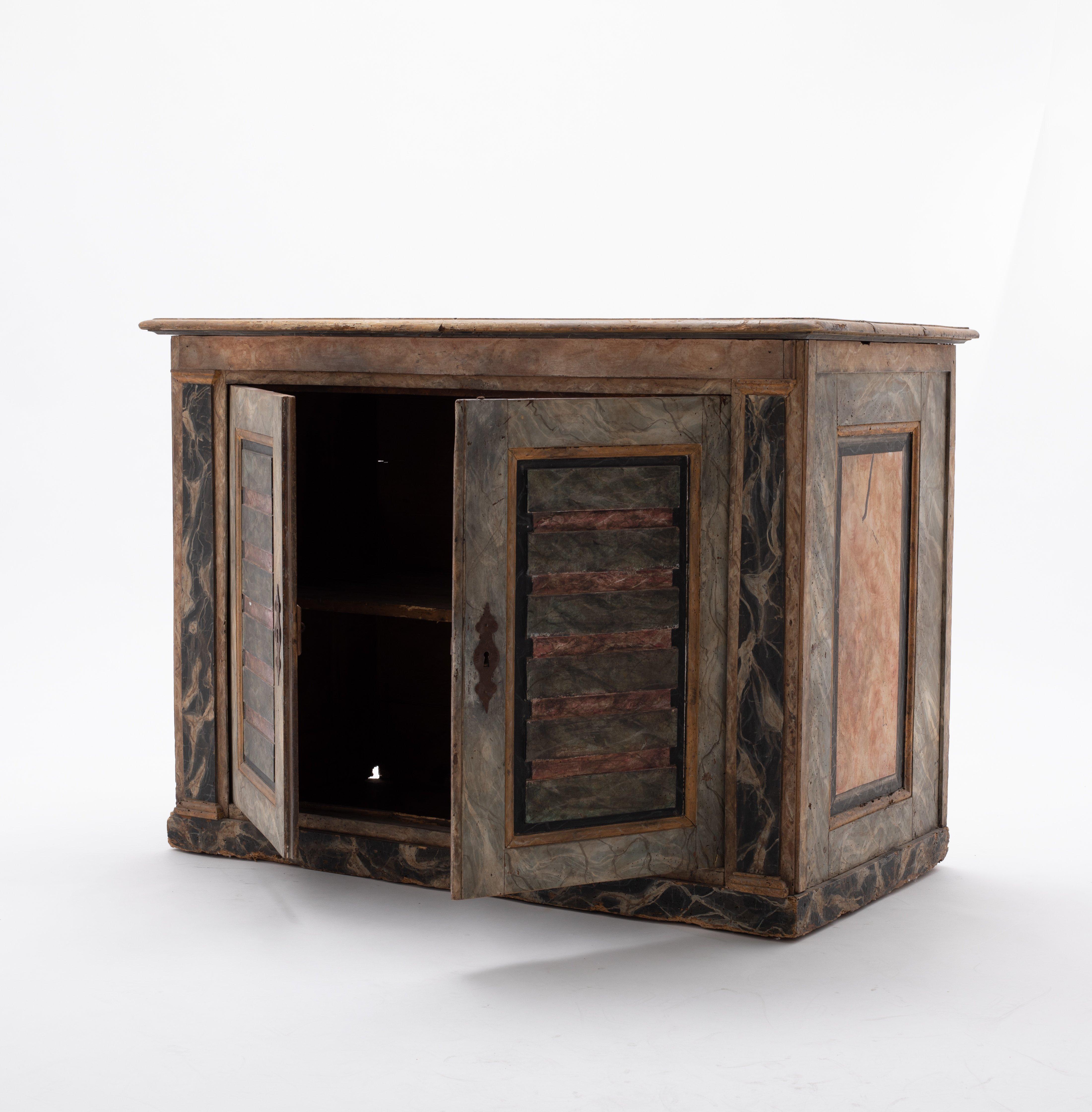 Aparador italiano del siglo XVIII de dos puertas pintado siglo XVIII y antes en venta