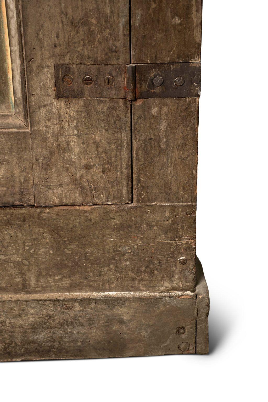 18th Century Italian Painted Wardrobe (Handgeschnitzt) im Angebot