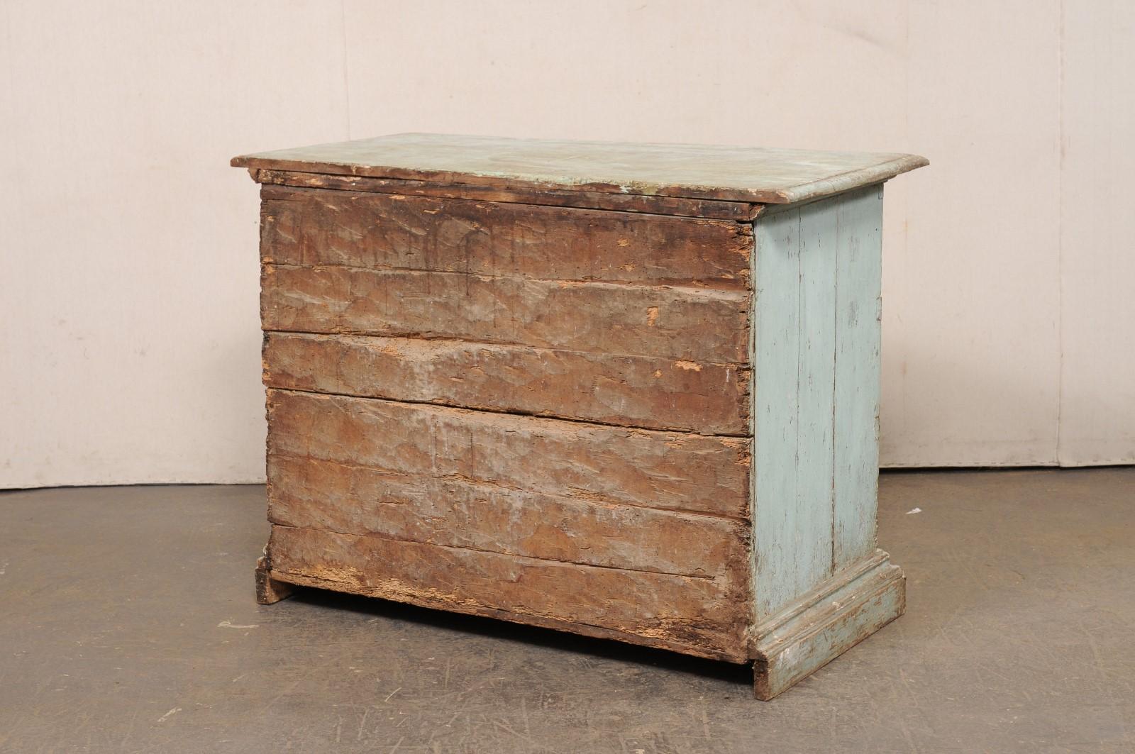Italienische bemalte Holztruhe aus dem 18. Jahrhundert, blasse Cyanfarbe im Angebot 3
