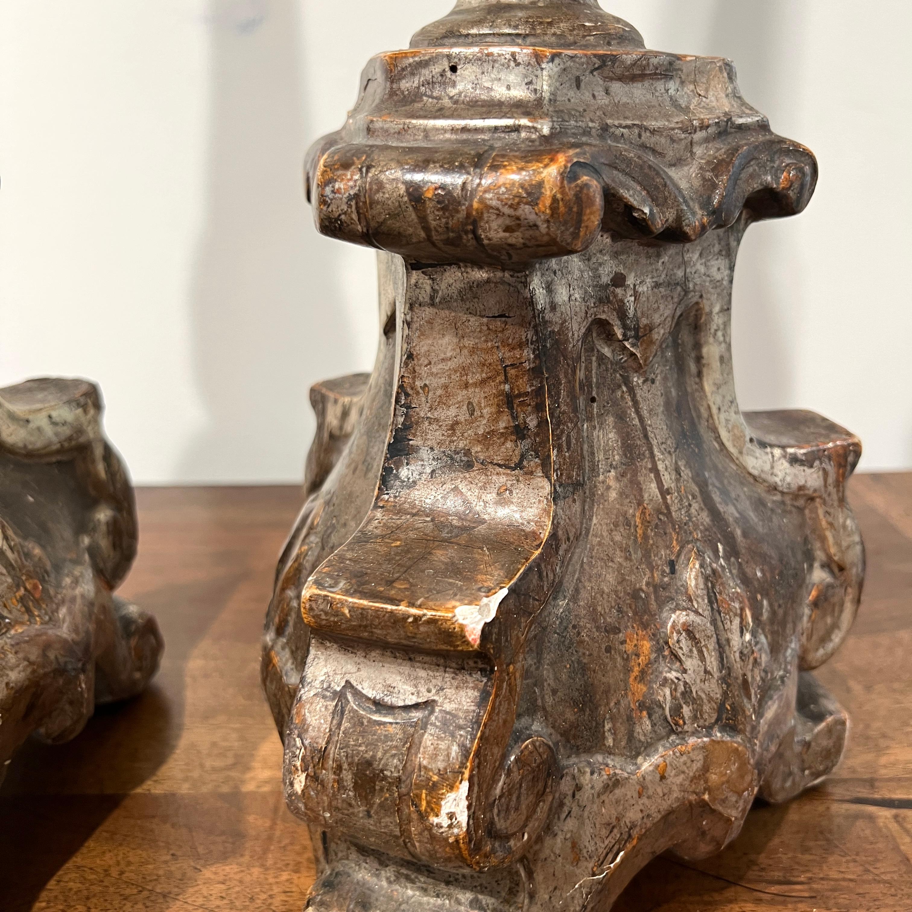 Baroque Paire de chandeliers baroques italiens du XVIIIe siècle en bois sculpté à feuilles d'argent en vente