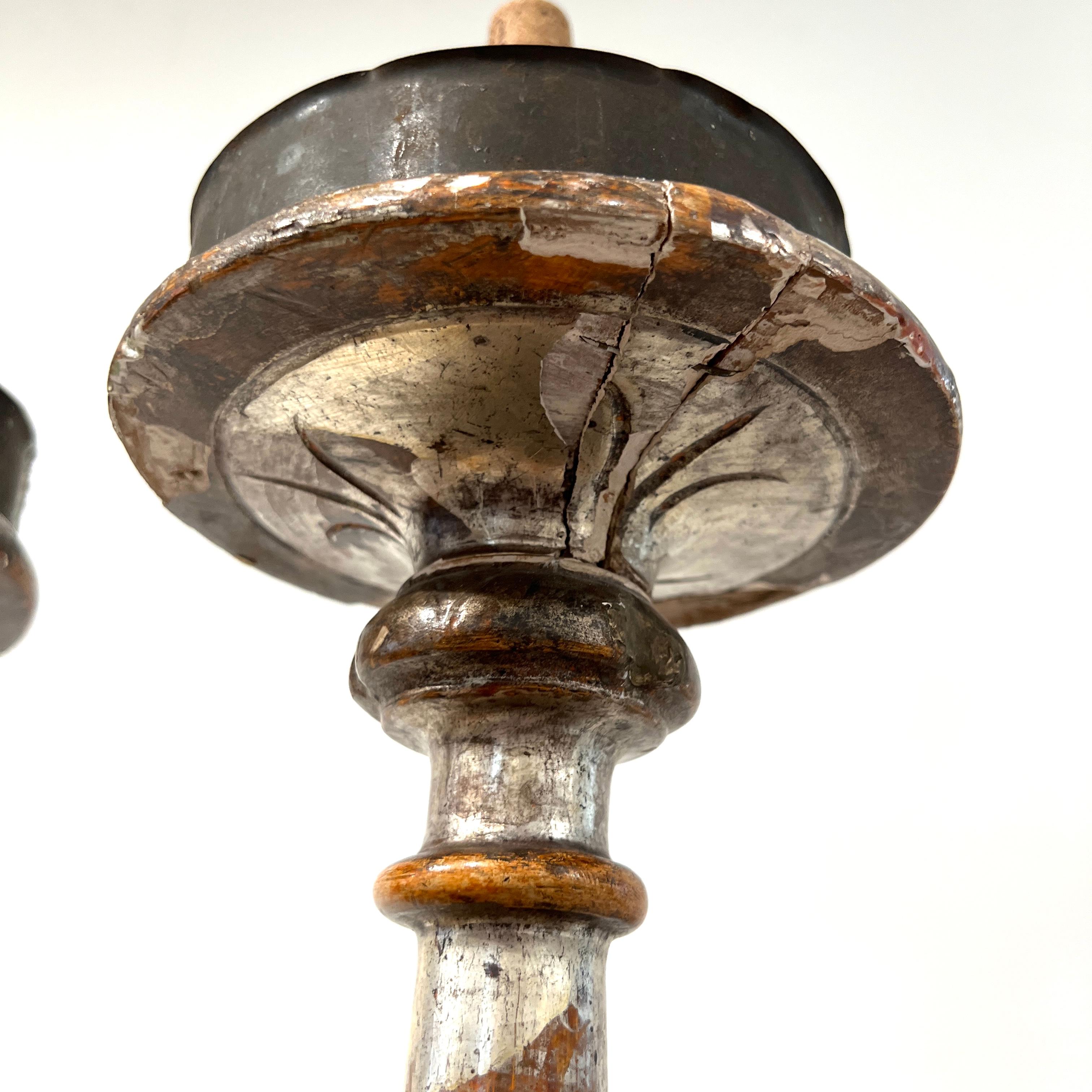 Paire de chandeliers baroques italiens du XVIIIe siècle en bois sculpté à feuilles d'argent État moyen - En vente à New Orleans, LA