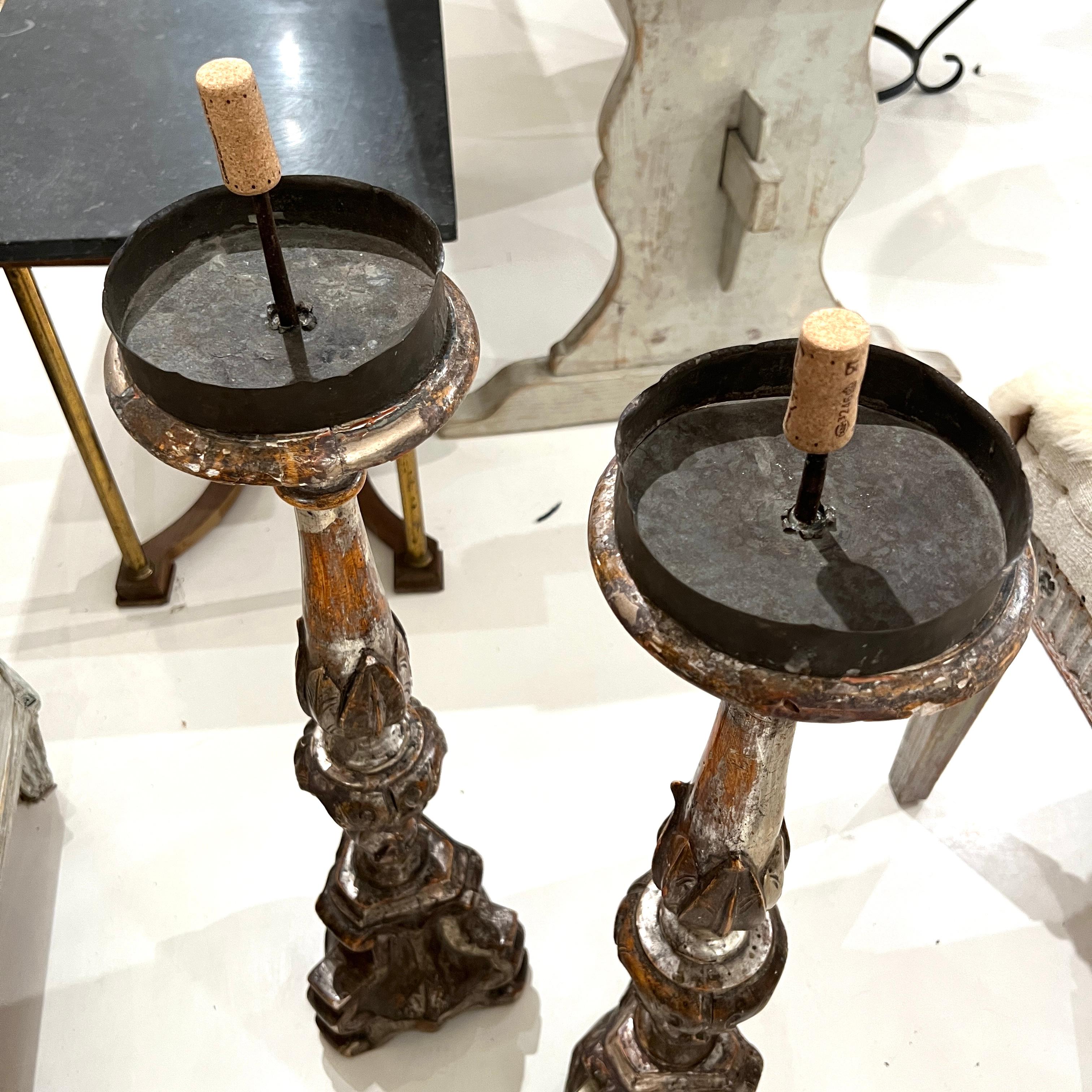 XVIIIe siècle et antérieur Paire de chandeliers baroques italiens du XVIIIe siècle en bois sculpté à feuilles d'argent en vente