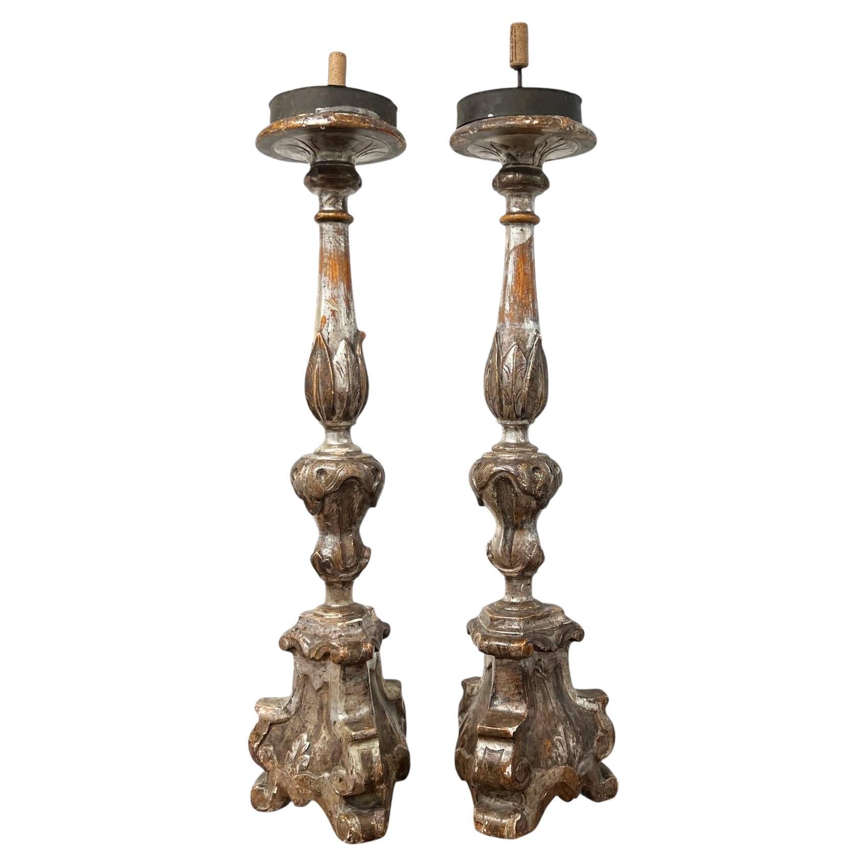 Paire de chandeliers baroques italiens du XVIIIe siècle en bois sculpté à feuilles d'argent en vente