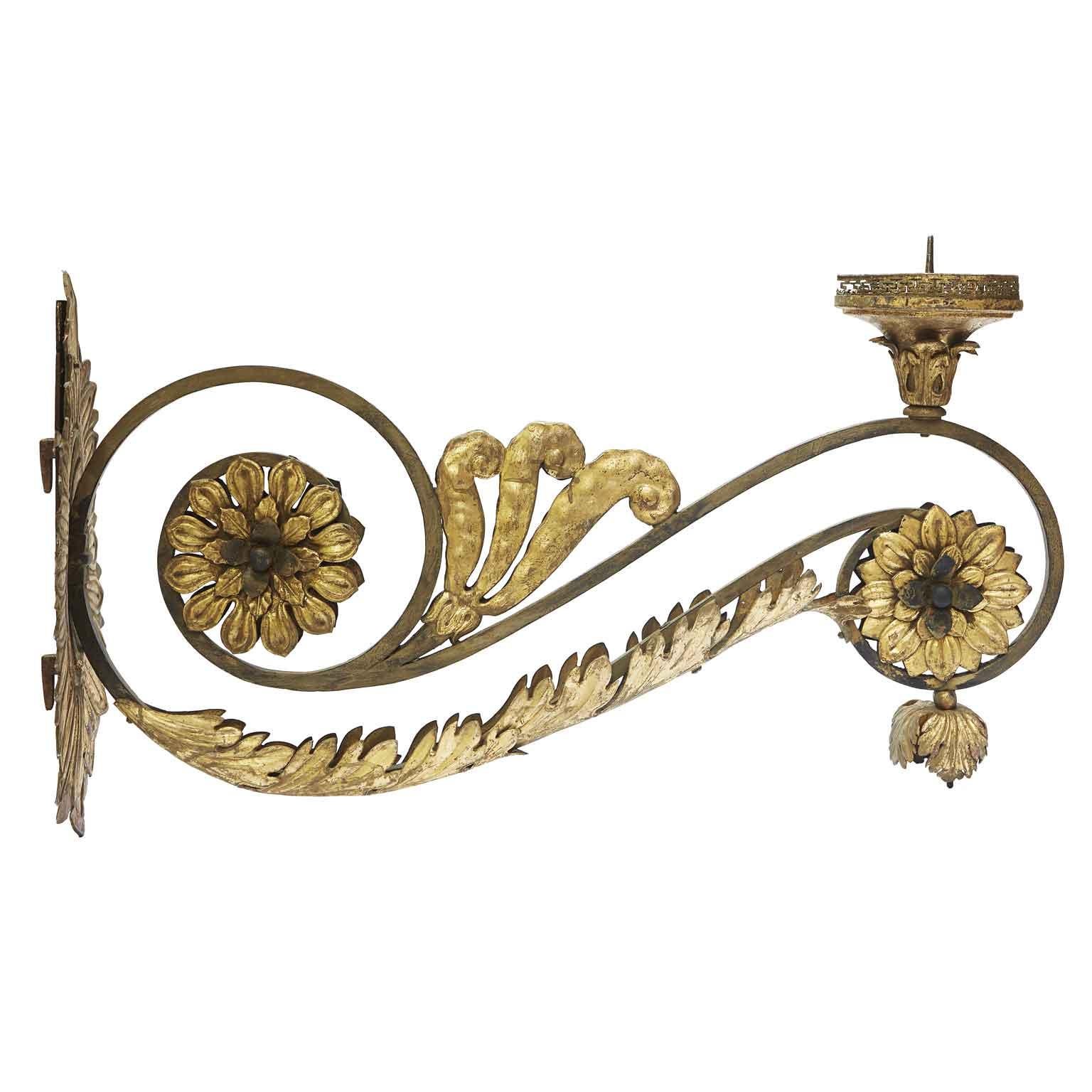 European paire d'appliques en forme de tournesol dorées du 18e siècle en Italie Appliques de château surdimensionnées en vente