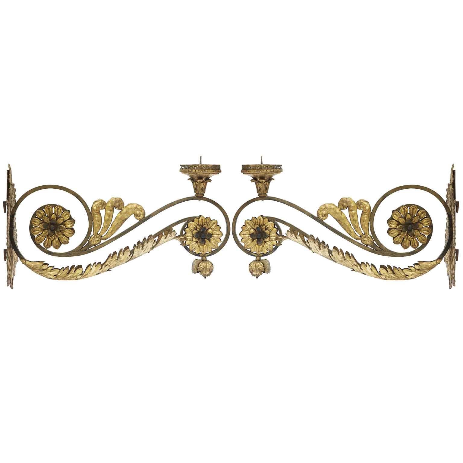 Cuivre paire d'appliques en forme de tournesol dorées du 18e siècle en Italie Appliques de château surdimensionnées en vente