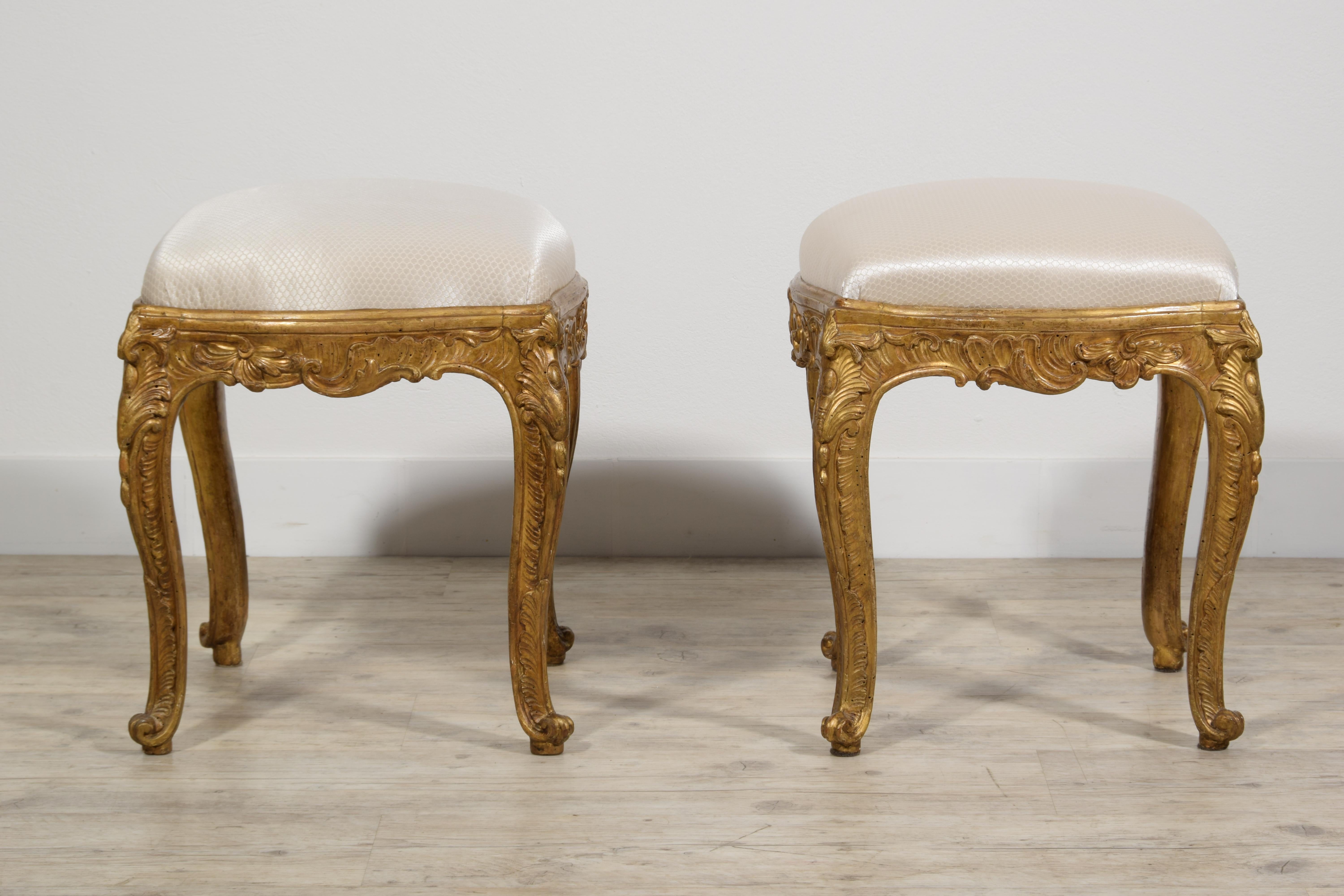 Paire de tabourets Louis XV en bois doré, Italie, 18e siècle en vente 9