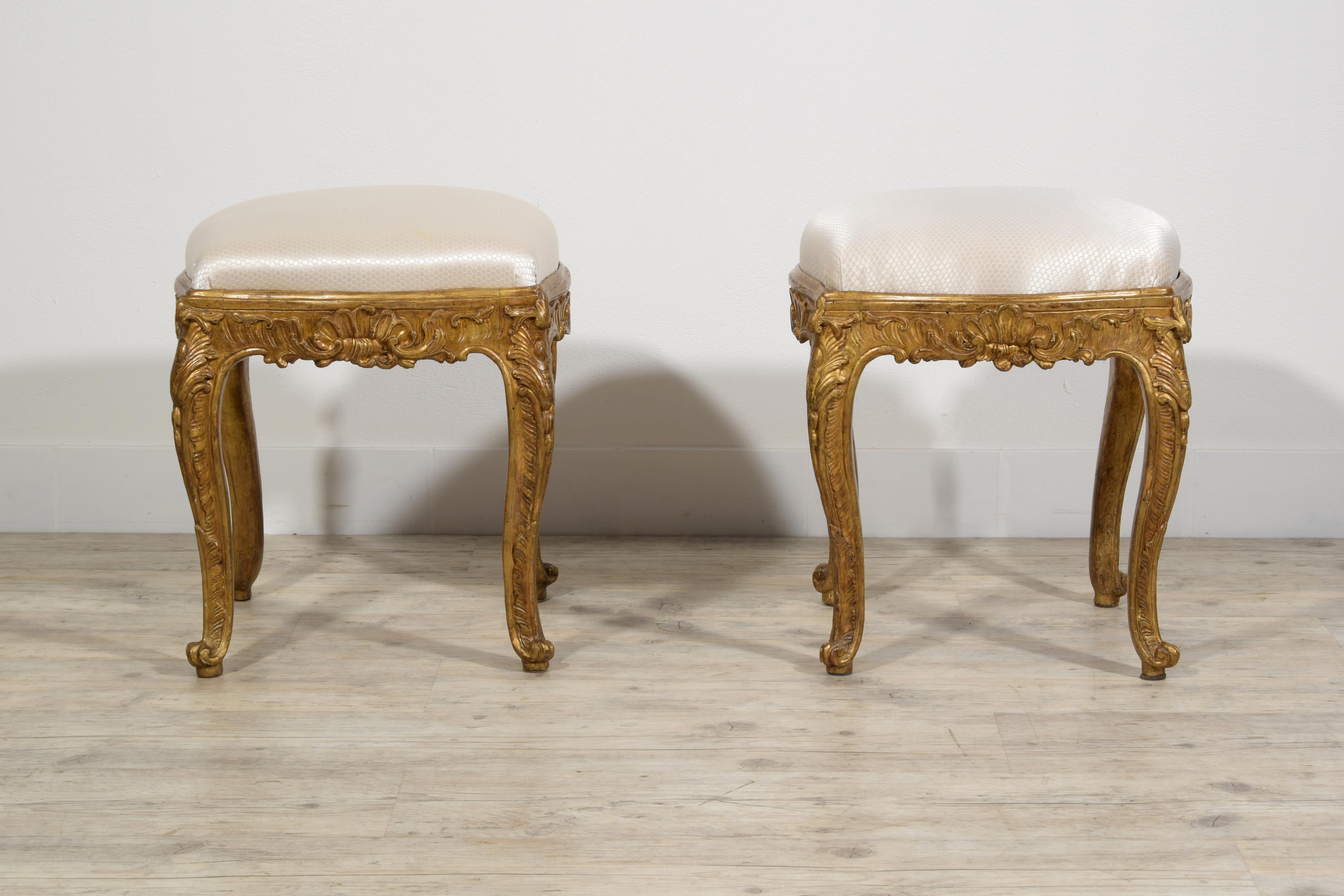Paire de tabourets Louis XV en bois doré, Italie, 18e siècle en vente 1