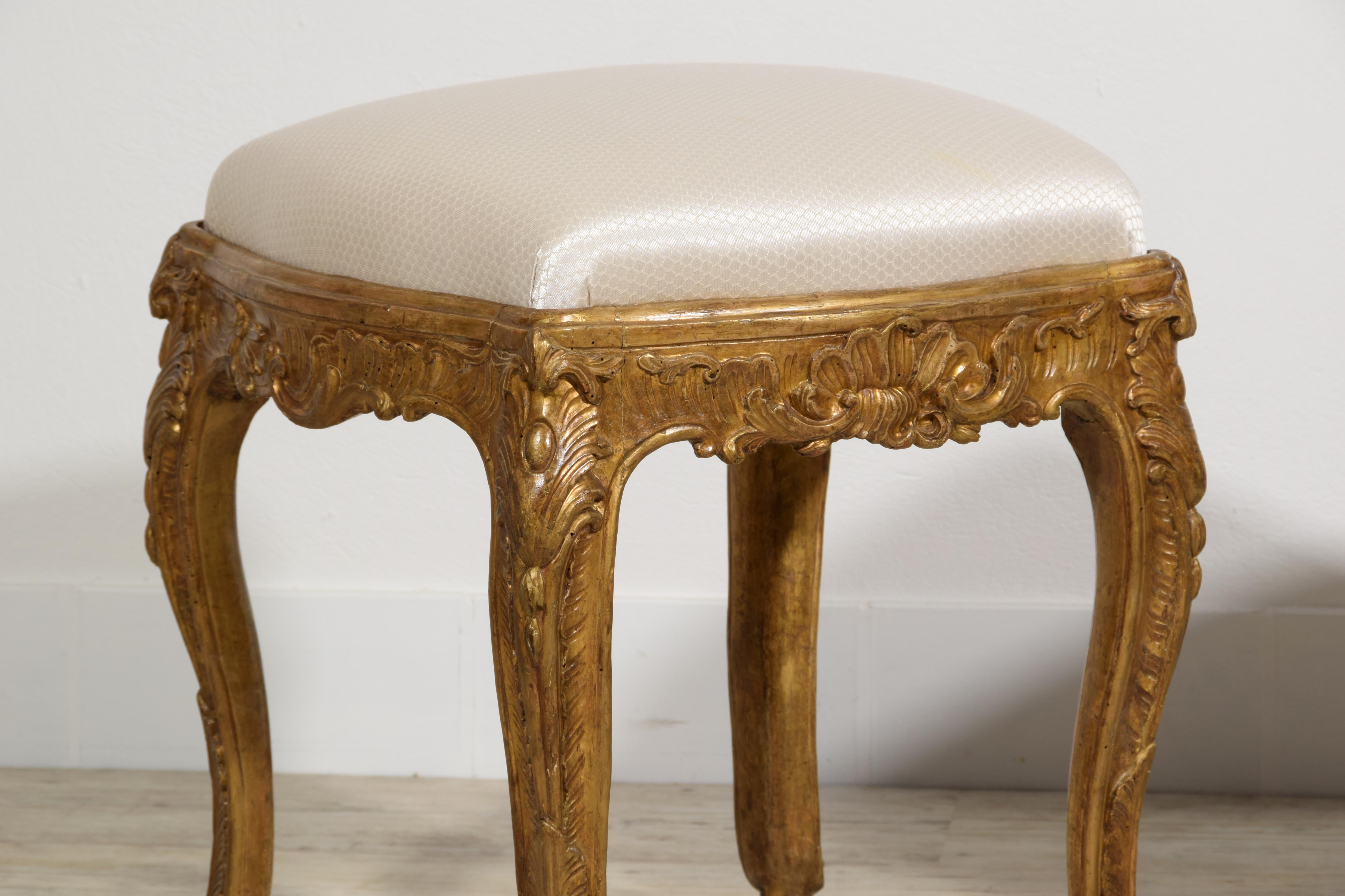 Paire de tabourets Louis XV en bois doré, Italie, 18e siècle en vente 2