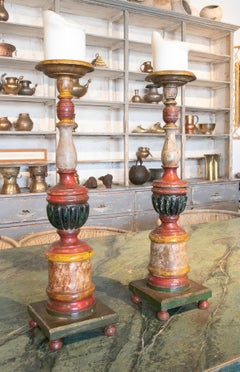 Paar polychromierte italienische Holzkerzenständer aus dem 18. Jahrhundert