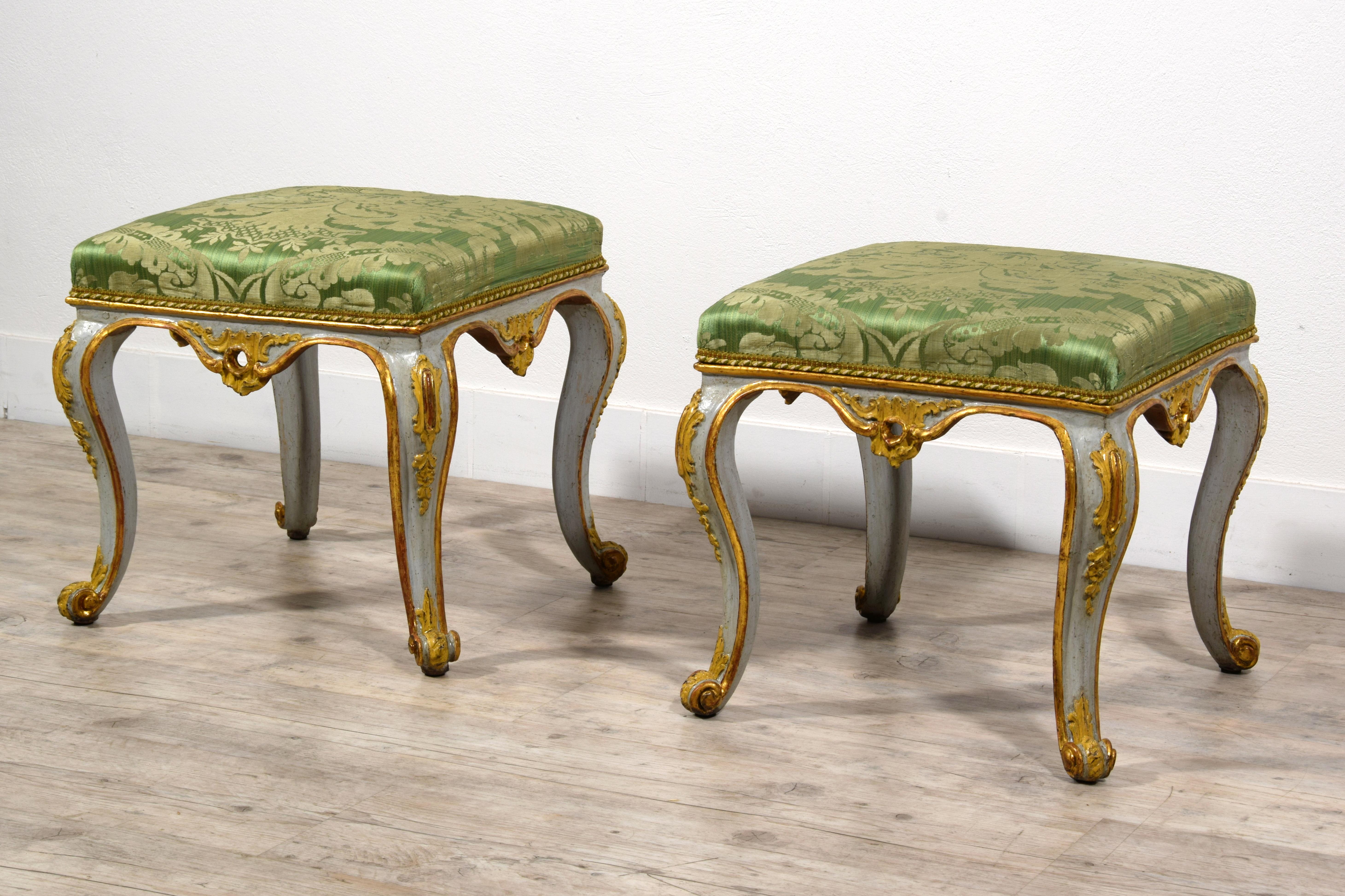 18th century, Italian Pair of Rococo Lacquered and Gilt Wood Stools

This refined pair of stools was crafted in Turin during the Barocchetto period (Rococo), around the mid-18th century. Each stool features a seat upholstered in green fabric, in