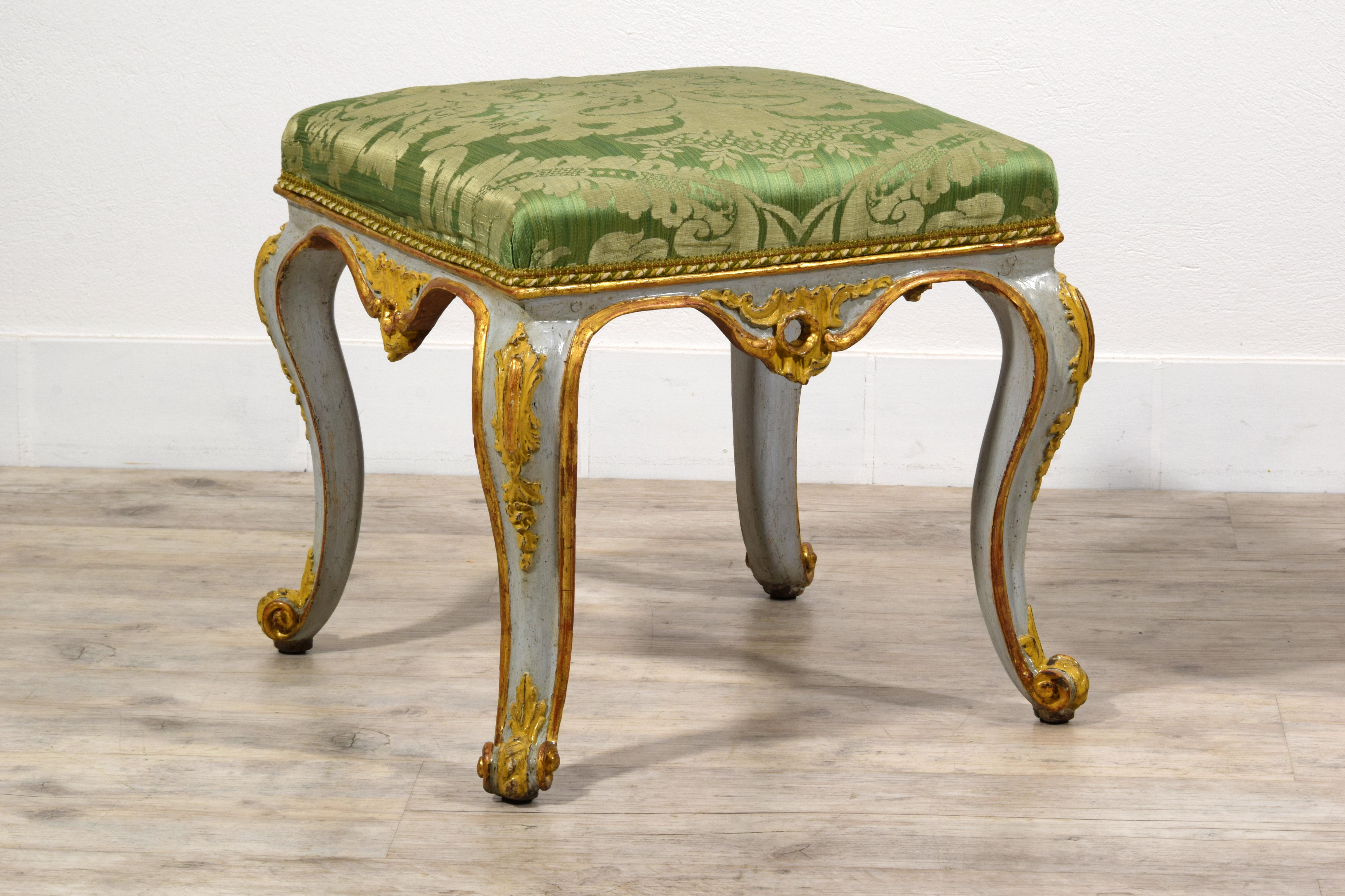 18th century, Italian Pair of Rococo Lacquered and Gilt Wood Stools For Sale 4