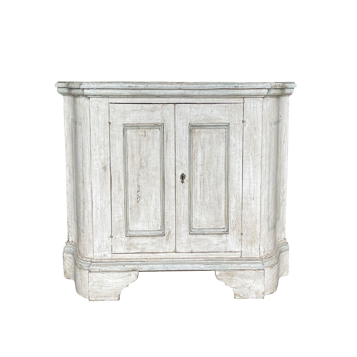 Ein antikes italienisches Paar Kredenzen des 18. Jahrhunderts mit weißer Patina, aus handgefertigtem, bemaltem Kiefernholz, in gutem Zustand. Die leicht halbrunden Sideboards haben eine gewölbte Oberseite, die mit zwei detaillierten, hellblauen,