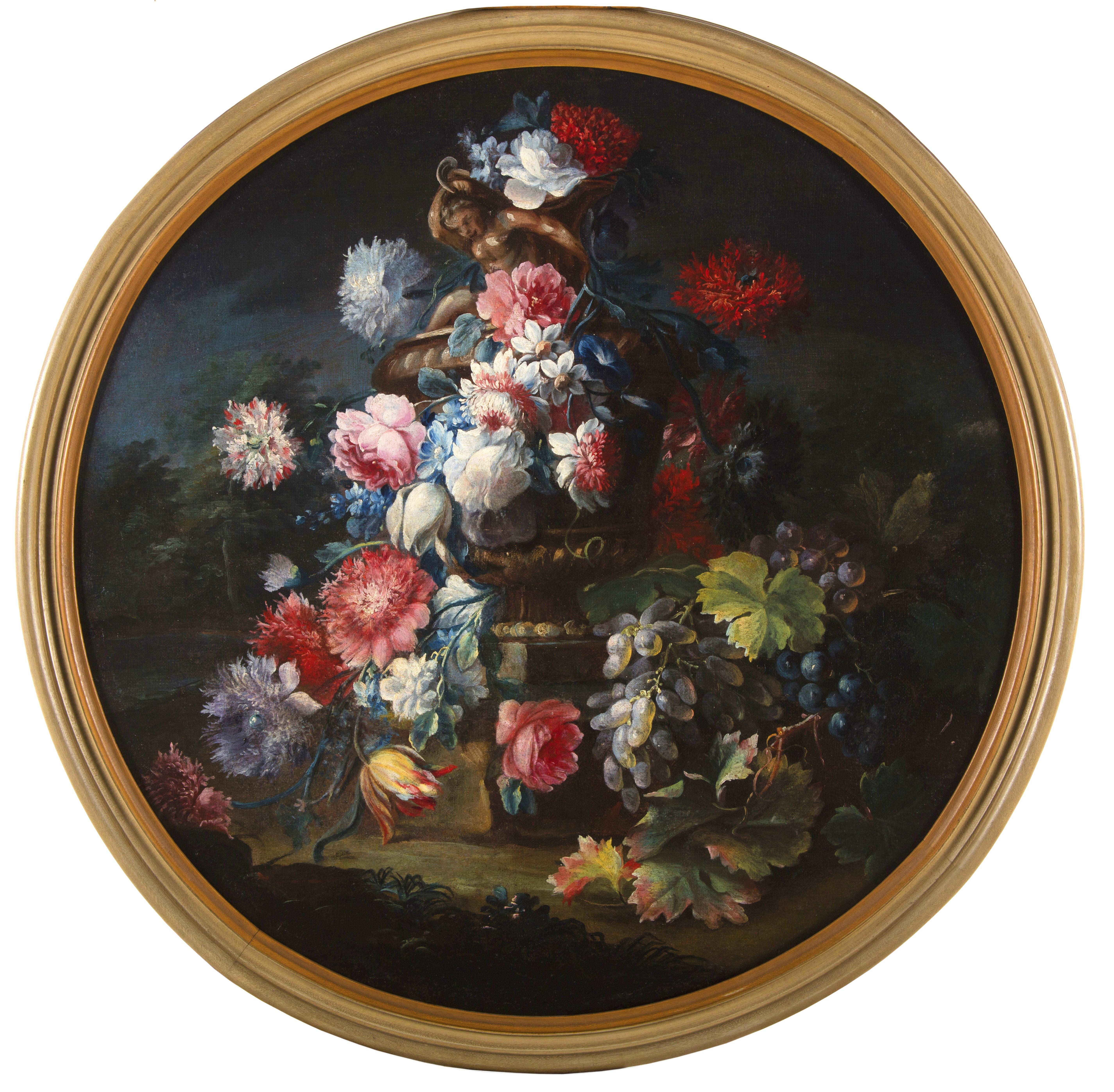 XVIII secolo, coppia italiana di nature morte con fiori e frutta di Michele Antonio Rapos
Misure: Olio su tela, diametro 71 cm, con cornice diametro 80 cm x L 5 cm
Le due tele circolari raffigurano due nature morte composte da trionfi di fiori e