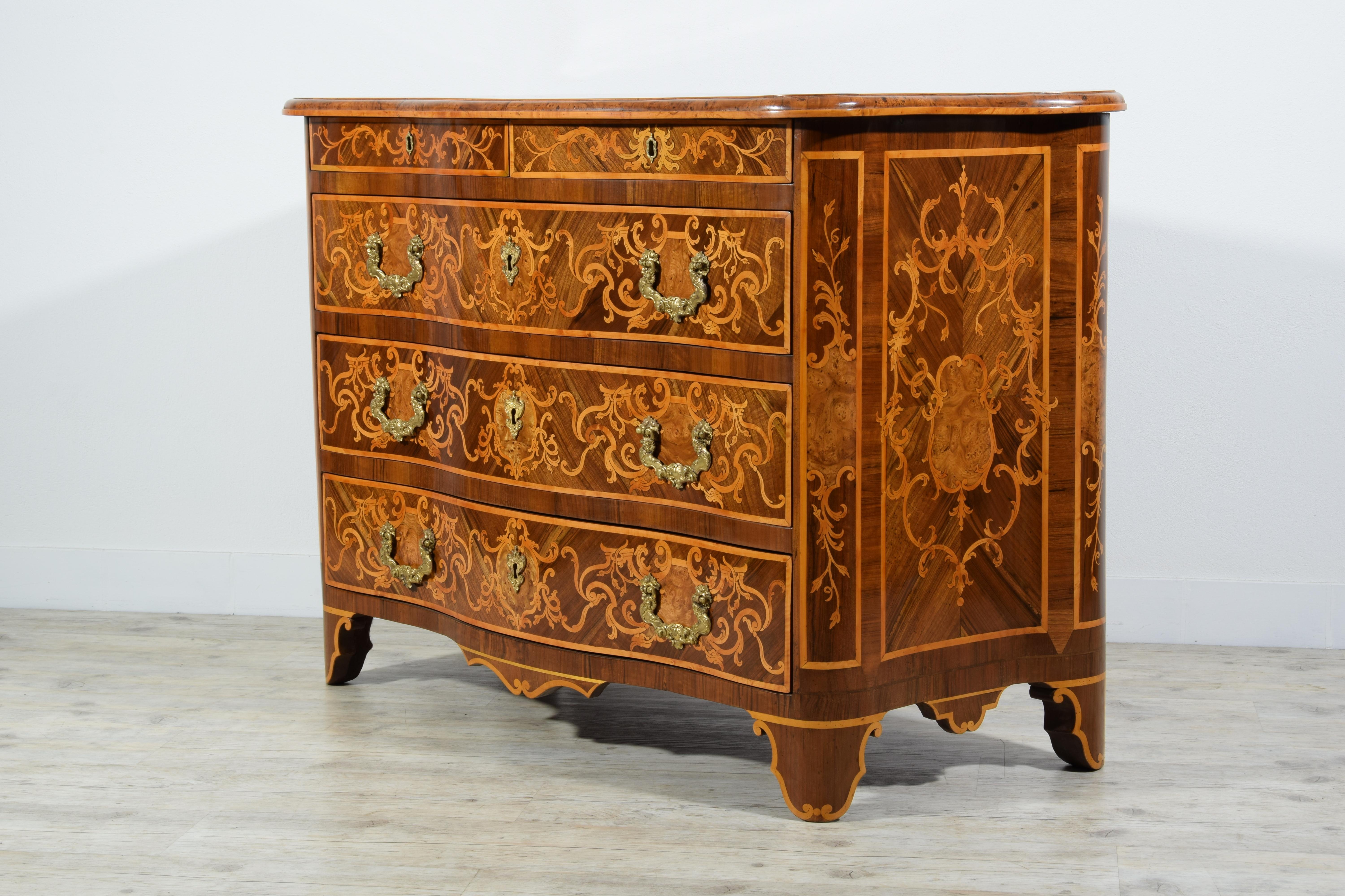 18th Century Italian Paved and Inlaid Wood Chest of Drawers 4