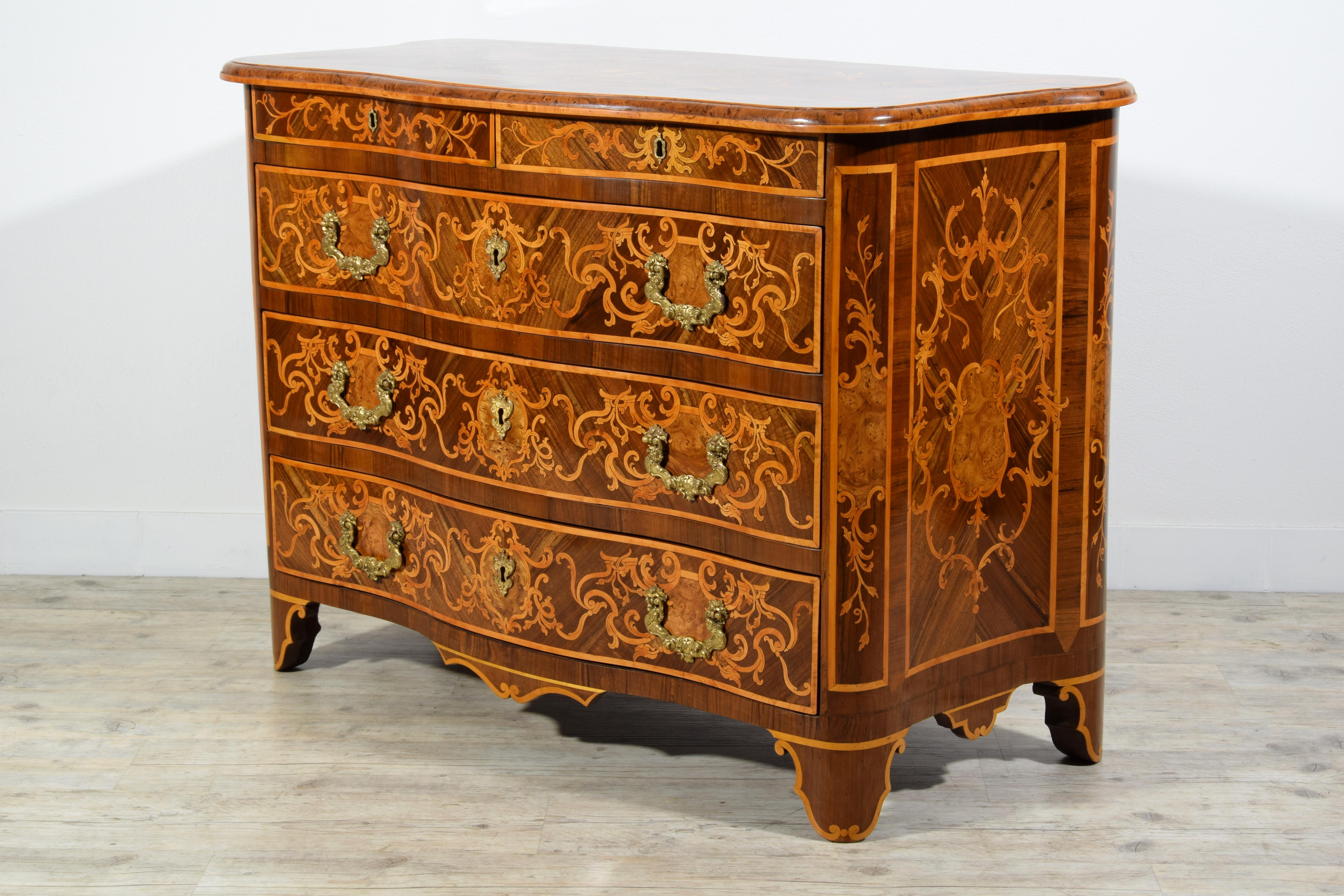 18th Century Italian Paved and Inlaid Wood Chest of Drawers 7