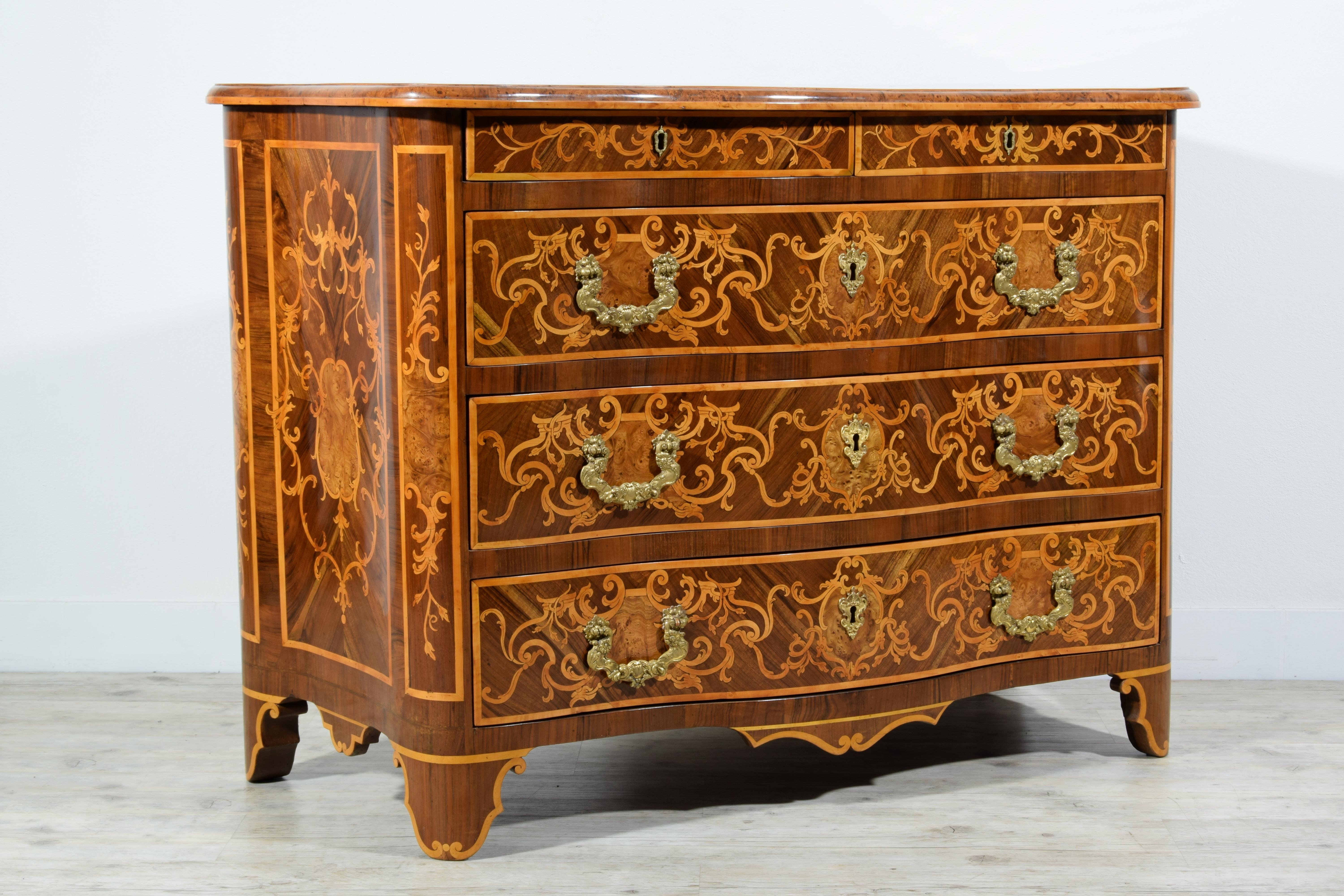 18th Century, Italian paved and inlaid wood chest of drawers
Excellent state of conservation

This commode represents a fine production of Italian Piedmontese cabinet making during the mid-18th century. The important chest of drawers is inlaid in