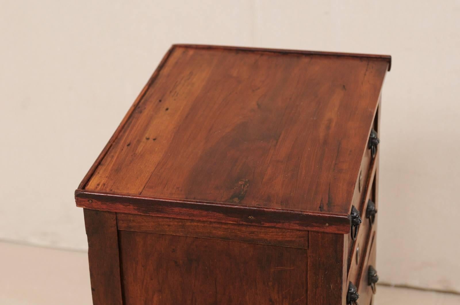 Italienische kleine Holz-Beistellkommode/Tisch aus dem 18. Jahrhundert mit Löwenkopf-Ringgriffen im Angebot 3