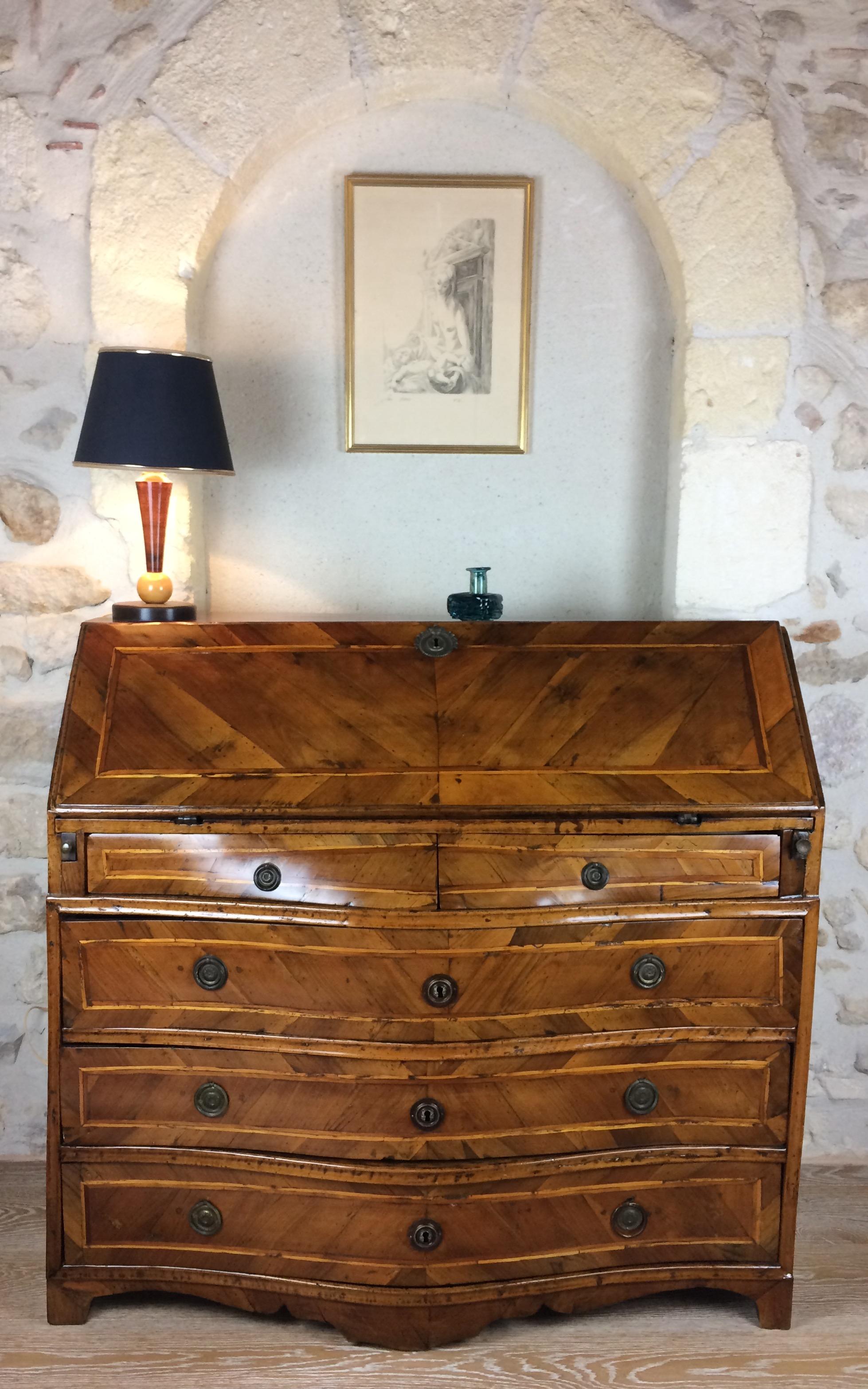 Traditional 18th century Italian secretary desk from the Piedmonte region made from solid oak. 

A fine walnut bureau-commode dating back to 18th century, waving front, three large deep drawers and two convex smaller ones; a fall-front opening to
